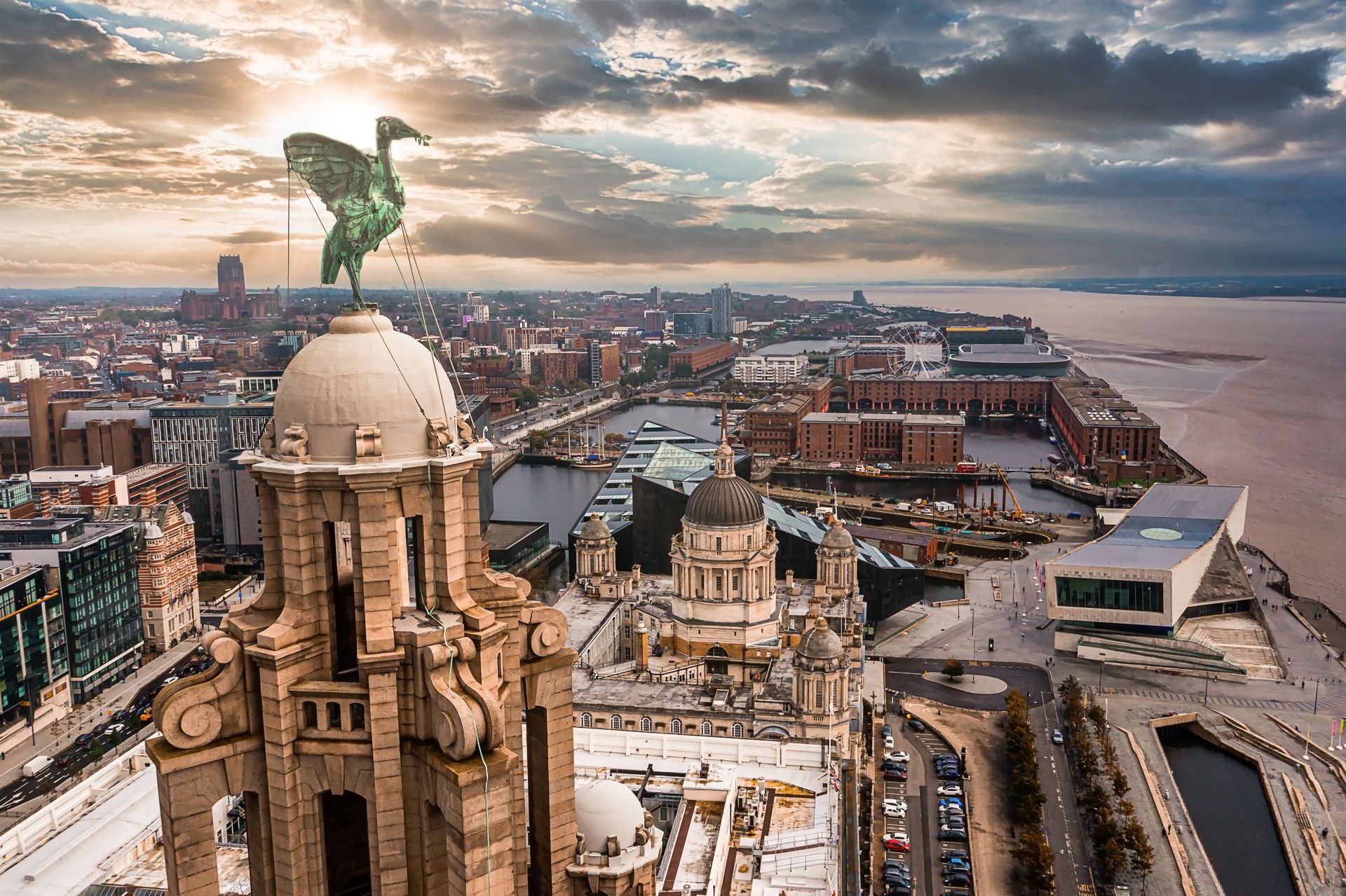 Primer plano aéreo de la torre del Royal Liver Building de Liverpool