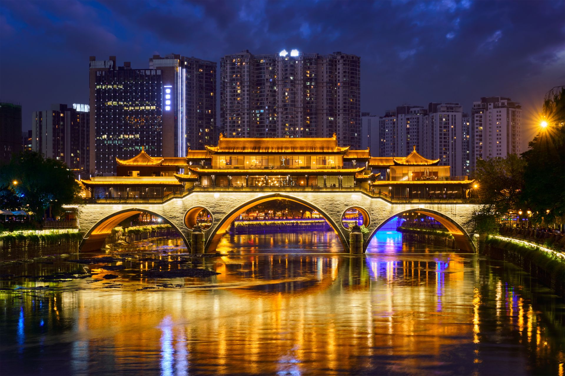 Мост Аньшунь через реку Цзинь с подсветкой