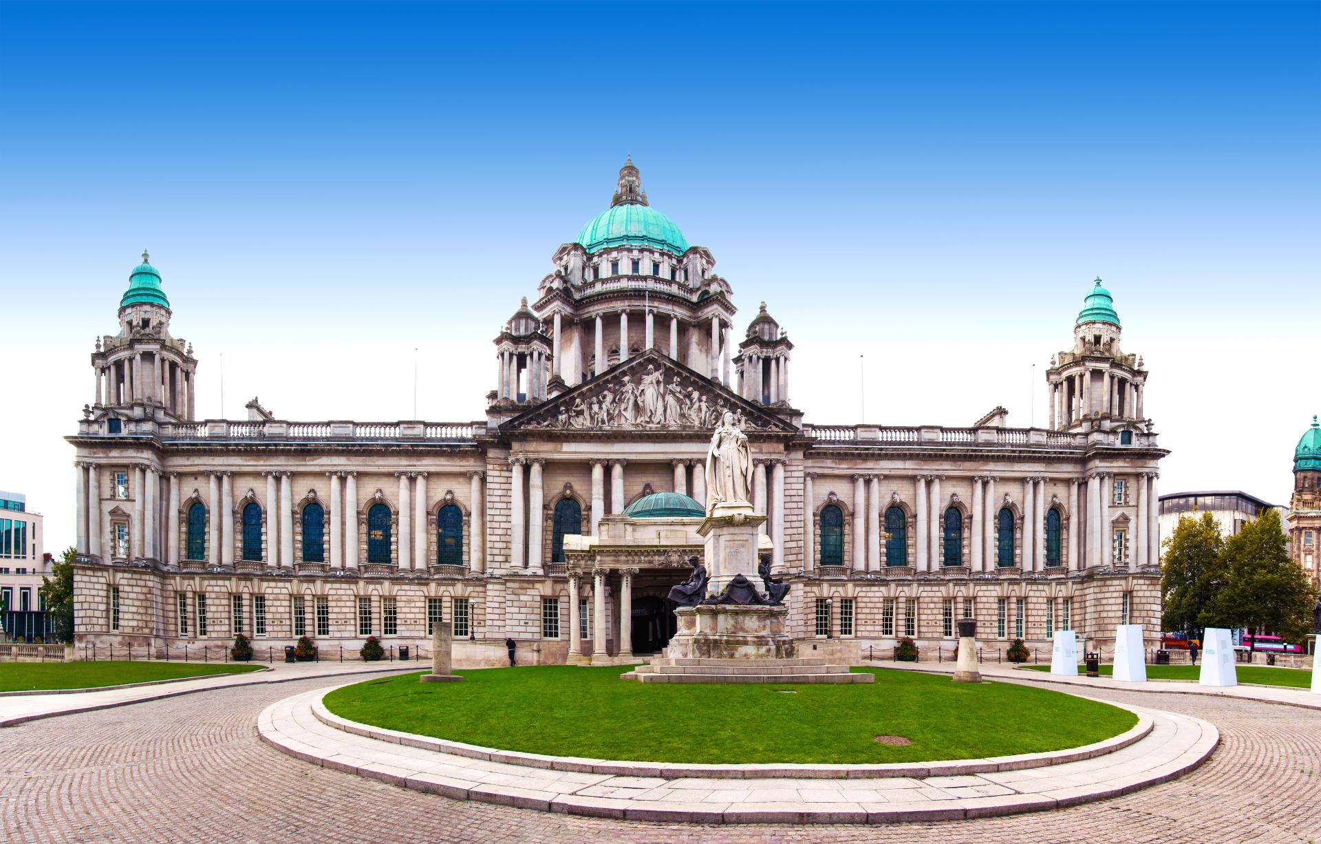 Ayuntamiento de Belfast y plaza Donegall