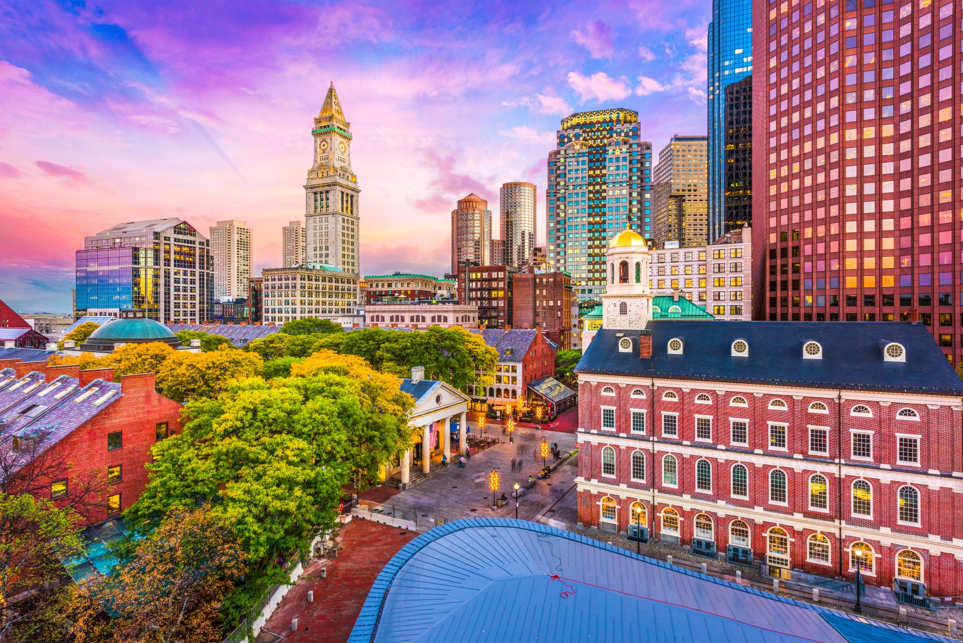 美国马萨诸塞州波士顿，法尼尔厅和昆西市场在日落时分。