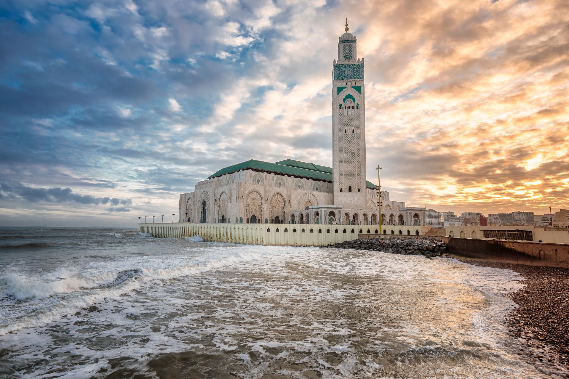 Panorama del tramonto di Casablanca con la Moschea di Hassan II e le onde dell'Oceano Atlantico, Marocco