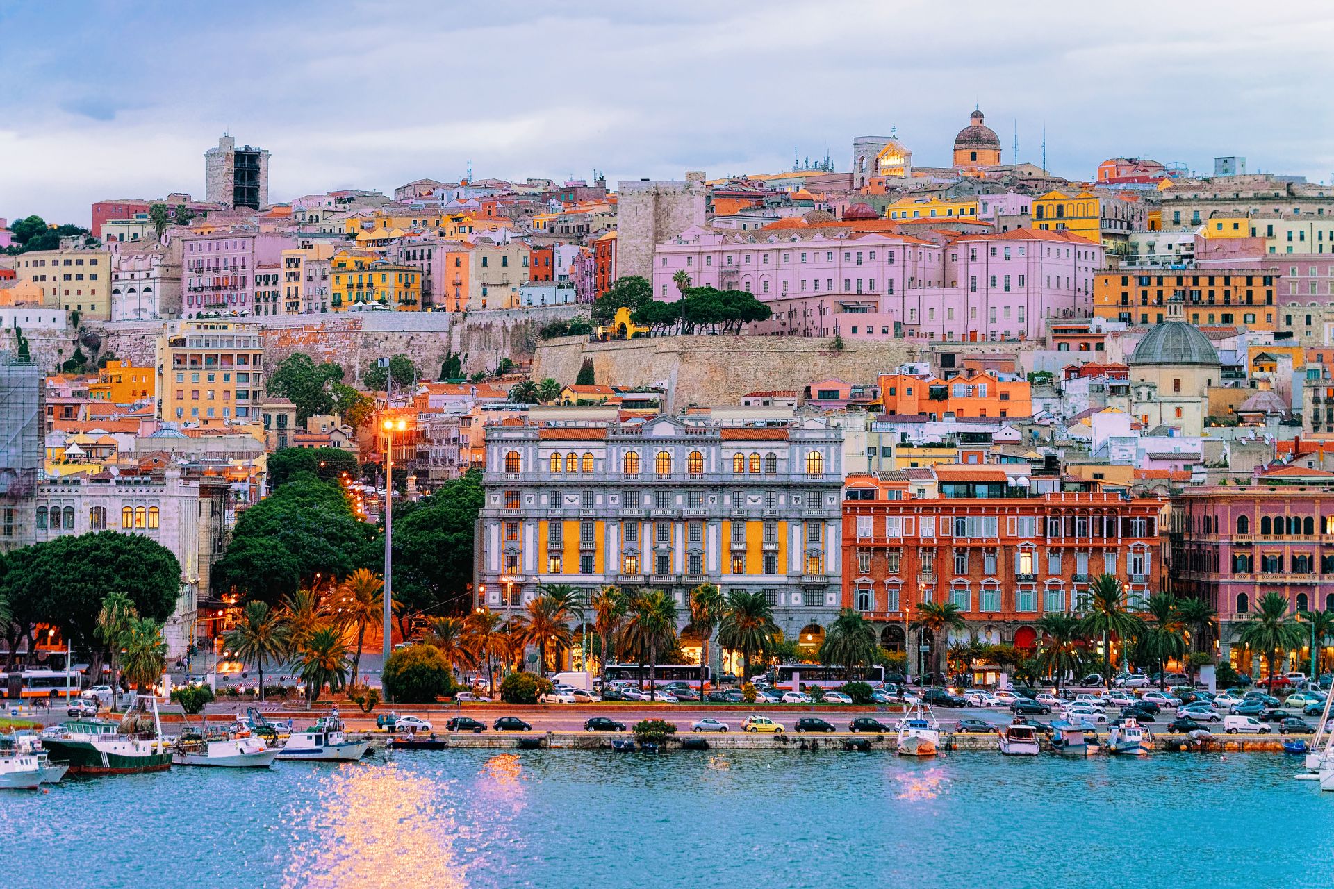 Paesaggio urbano con porto turistico nel Mediterraneo