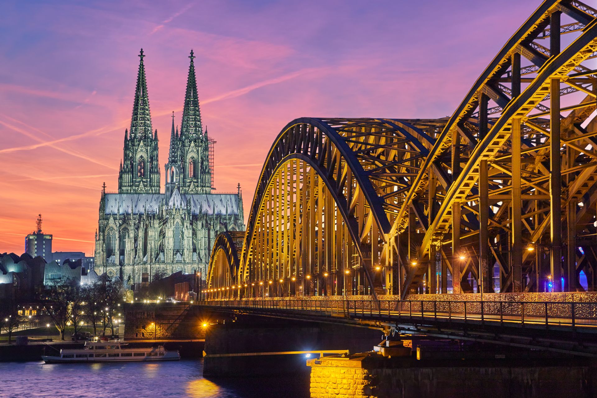 Cathédrale de Cologne et pont Hohenzollern au coucher du soleil