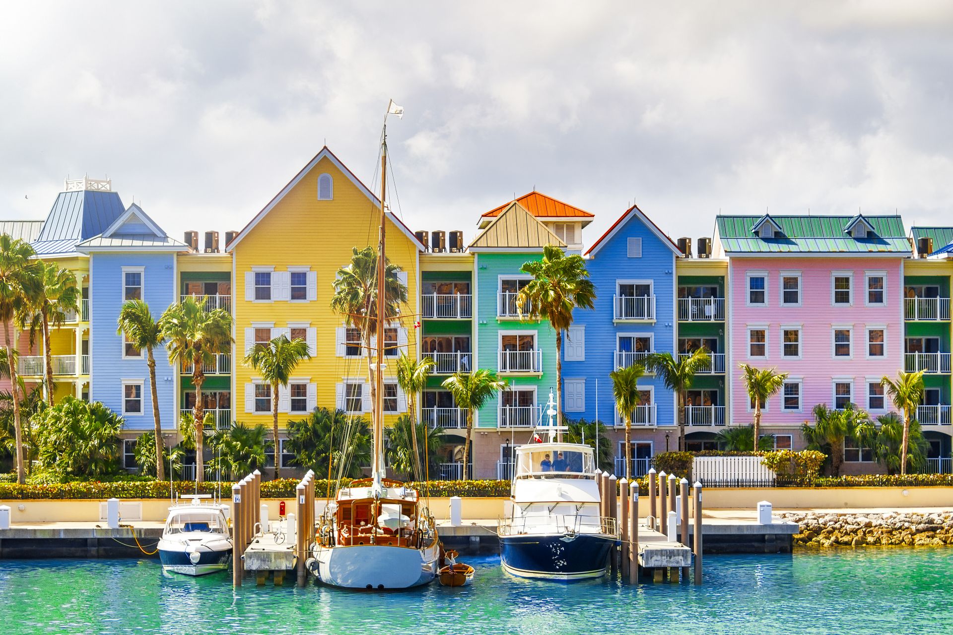 Case colorate sulla costa di Nassau, Bahamas.