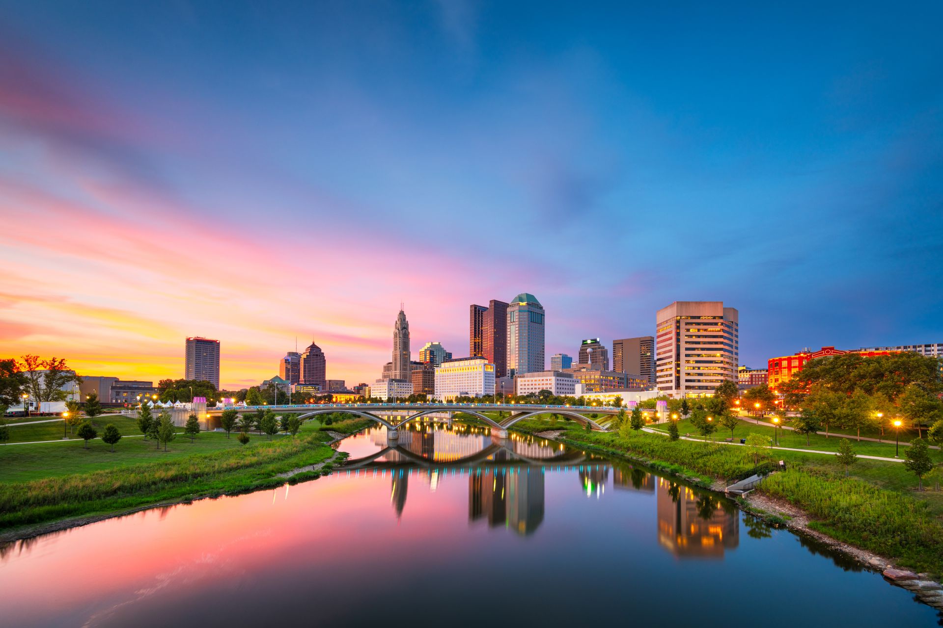 Columbus, Ohio, USA sul fiume al tramonto