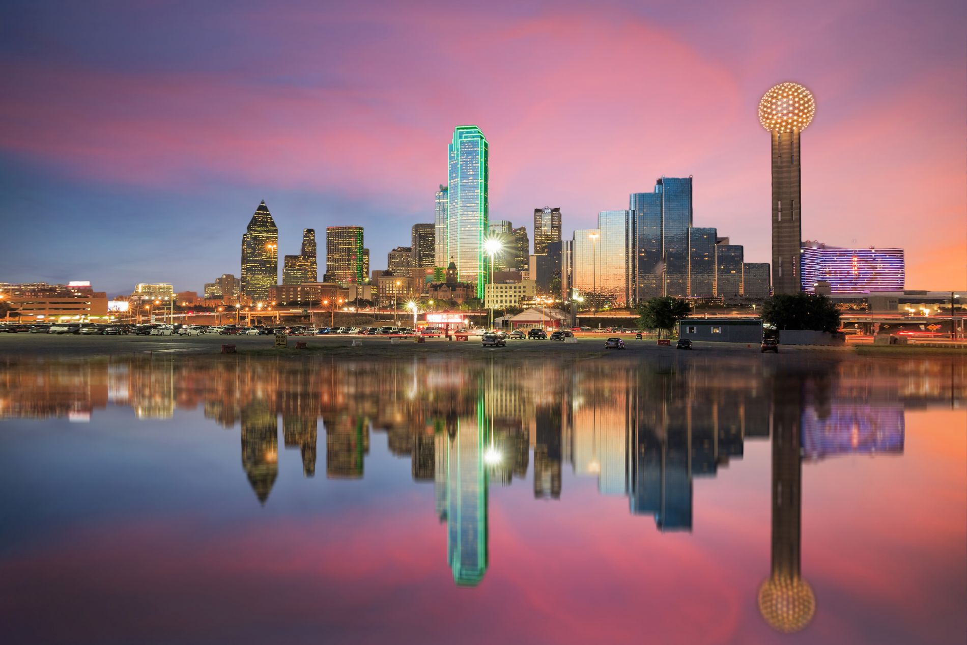 Paisaje urbano de Dallas, Texas, con cielo azul al atardecer