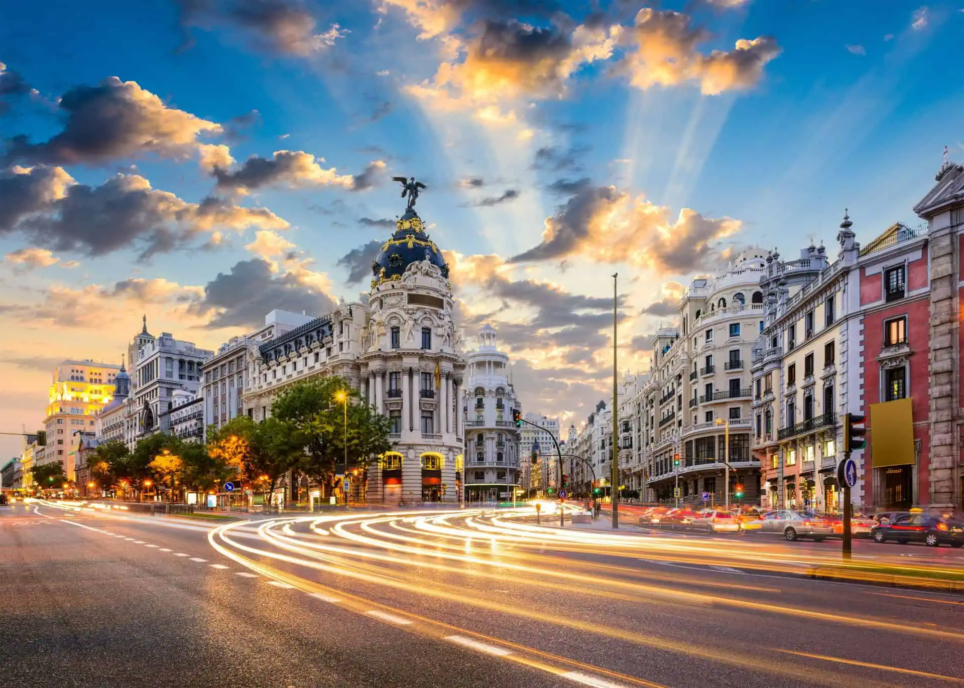 西班牙马德里Calle de Alcalá和Gran Vía处。