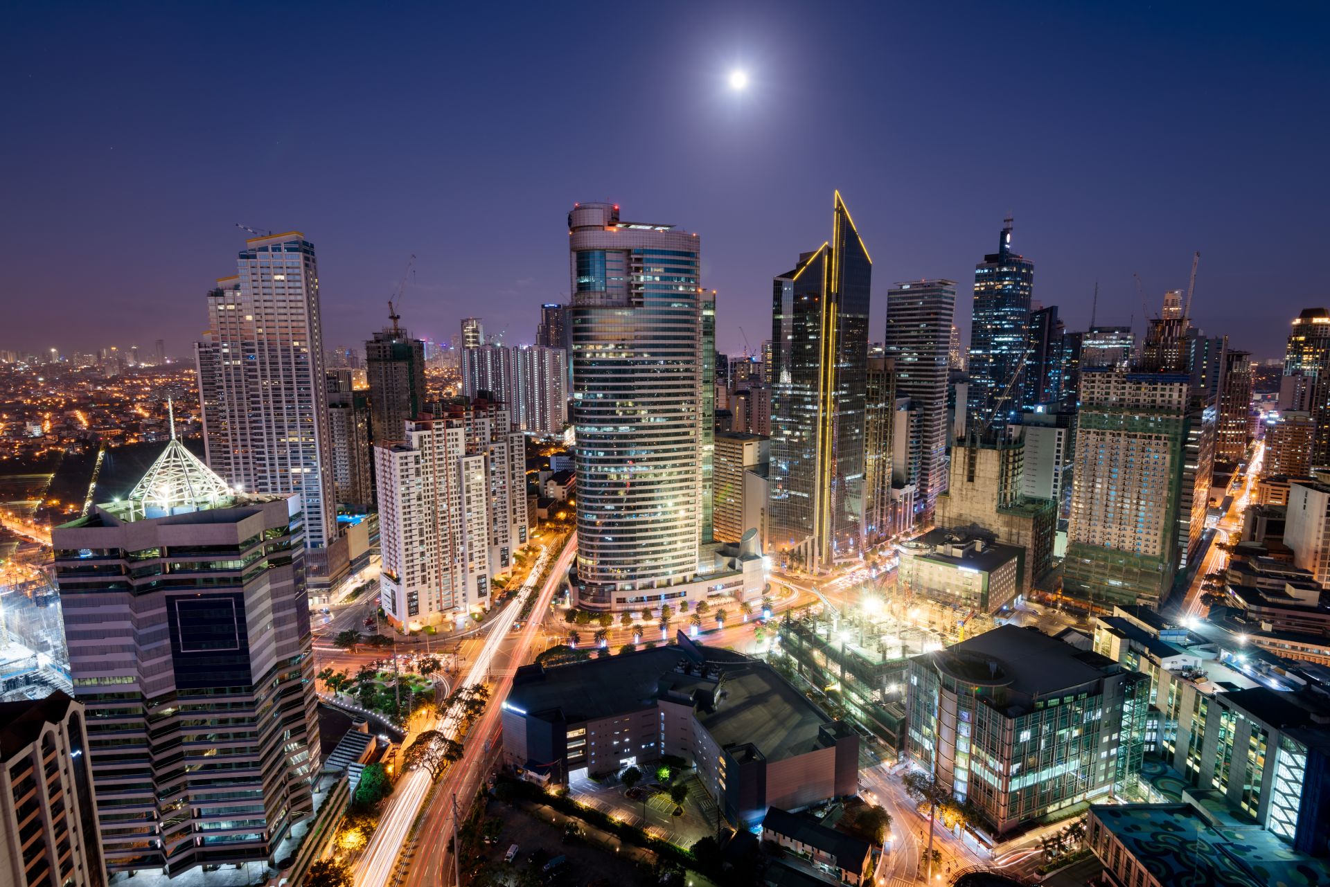 Lo skyline di Makati di notte