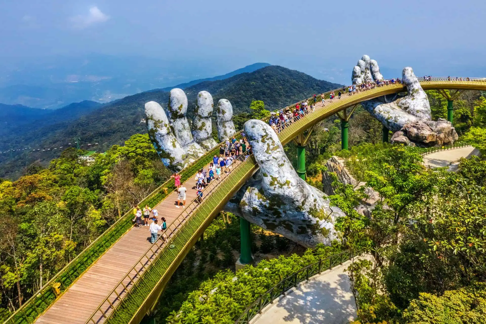 越南岘港巴拿山旅游区金桥上的两只巨手