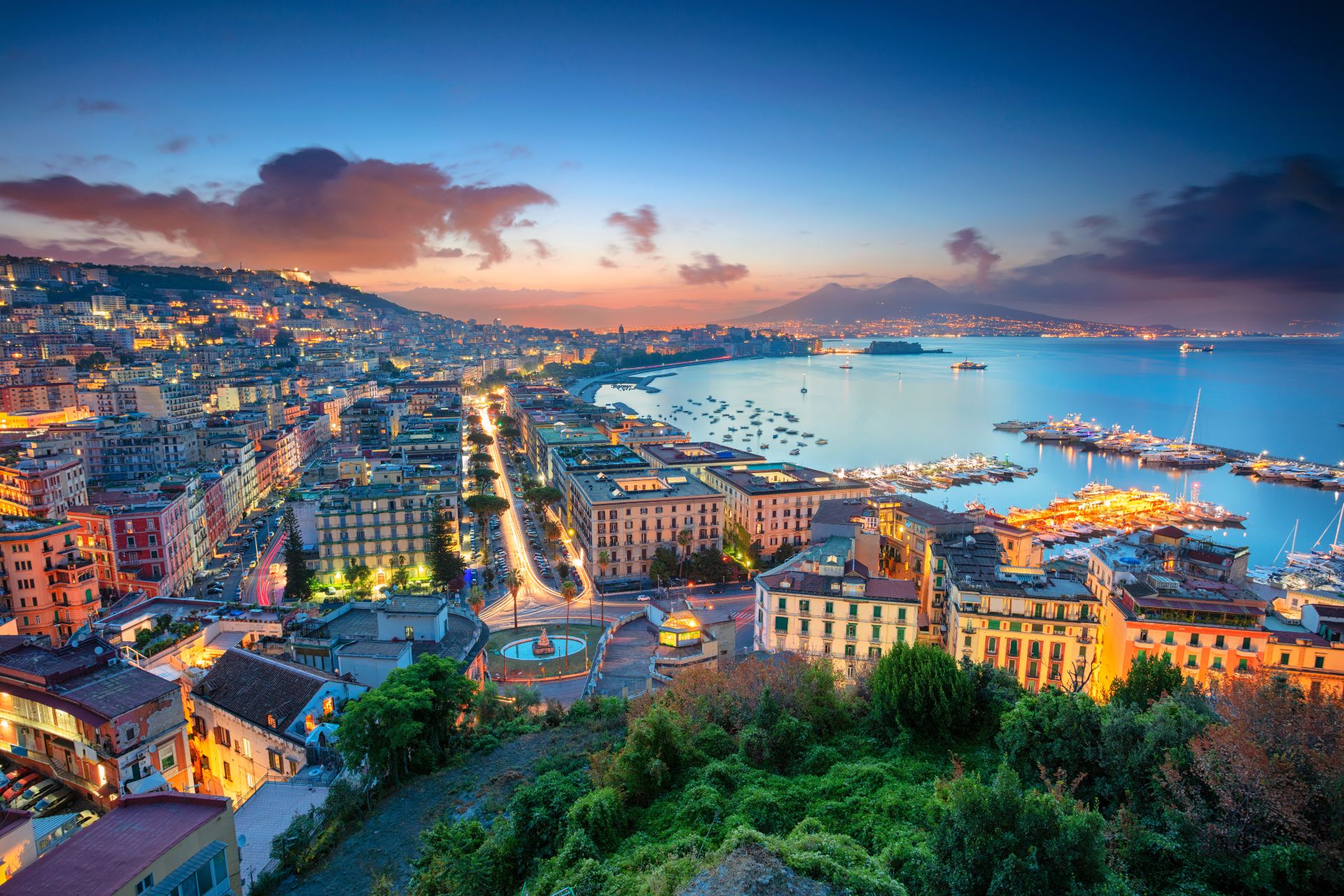 Nápoles, Italia. Imagen aérea de Nápoles, Campania, Italia durante el amanecer.
