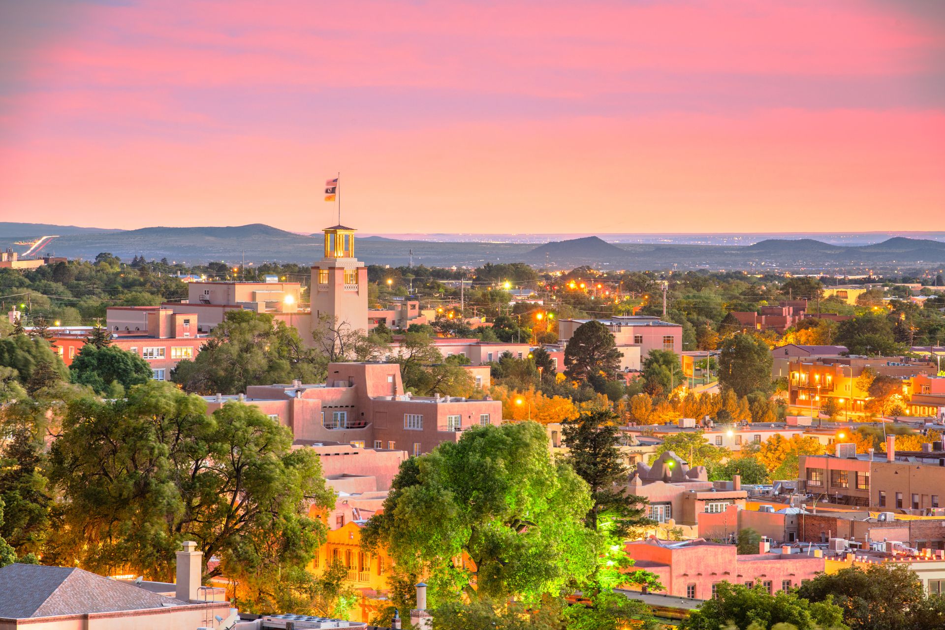 Santa Fe, Nuovo Messico, USA, skyline del centro al tramonto