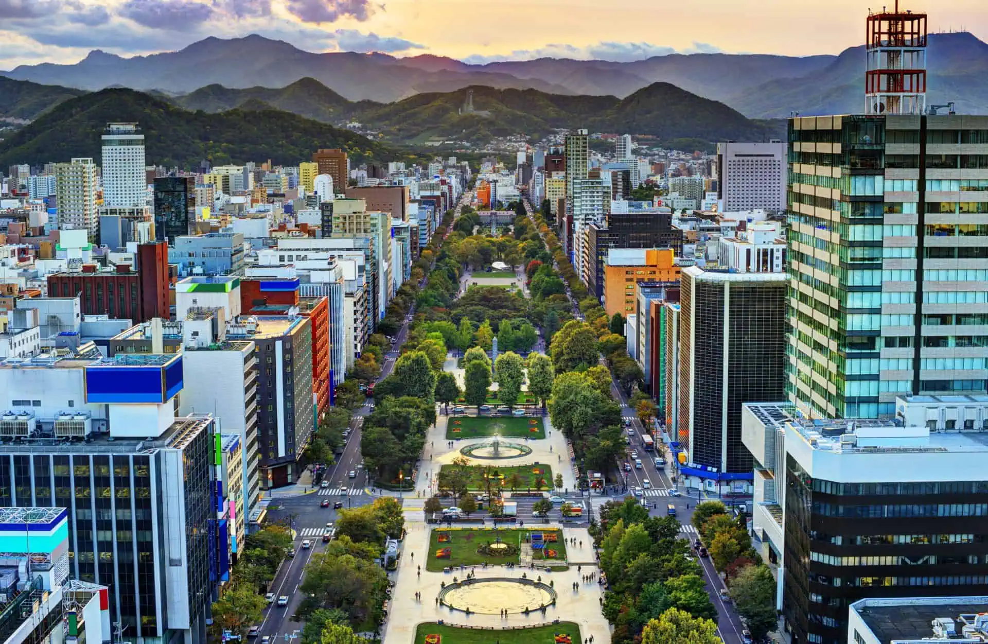 札幌市区内的现代建筑和周围的群山