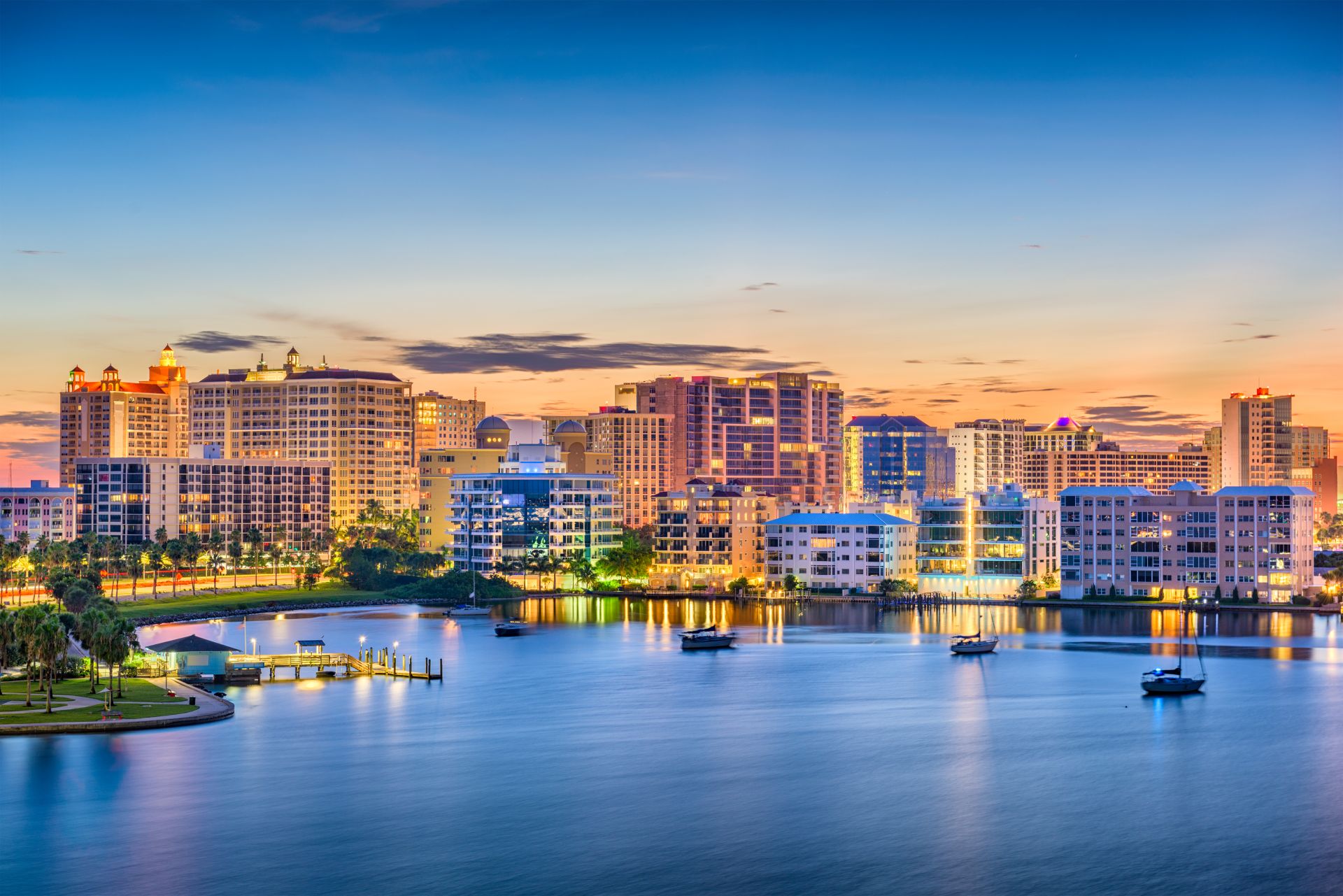 Sarasota, Florida, EE.UU., en la bahía al amanecer.