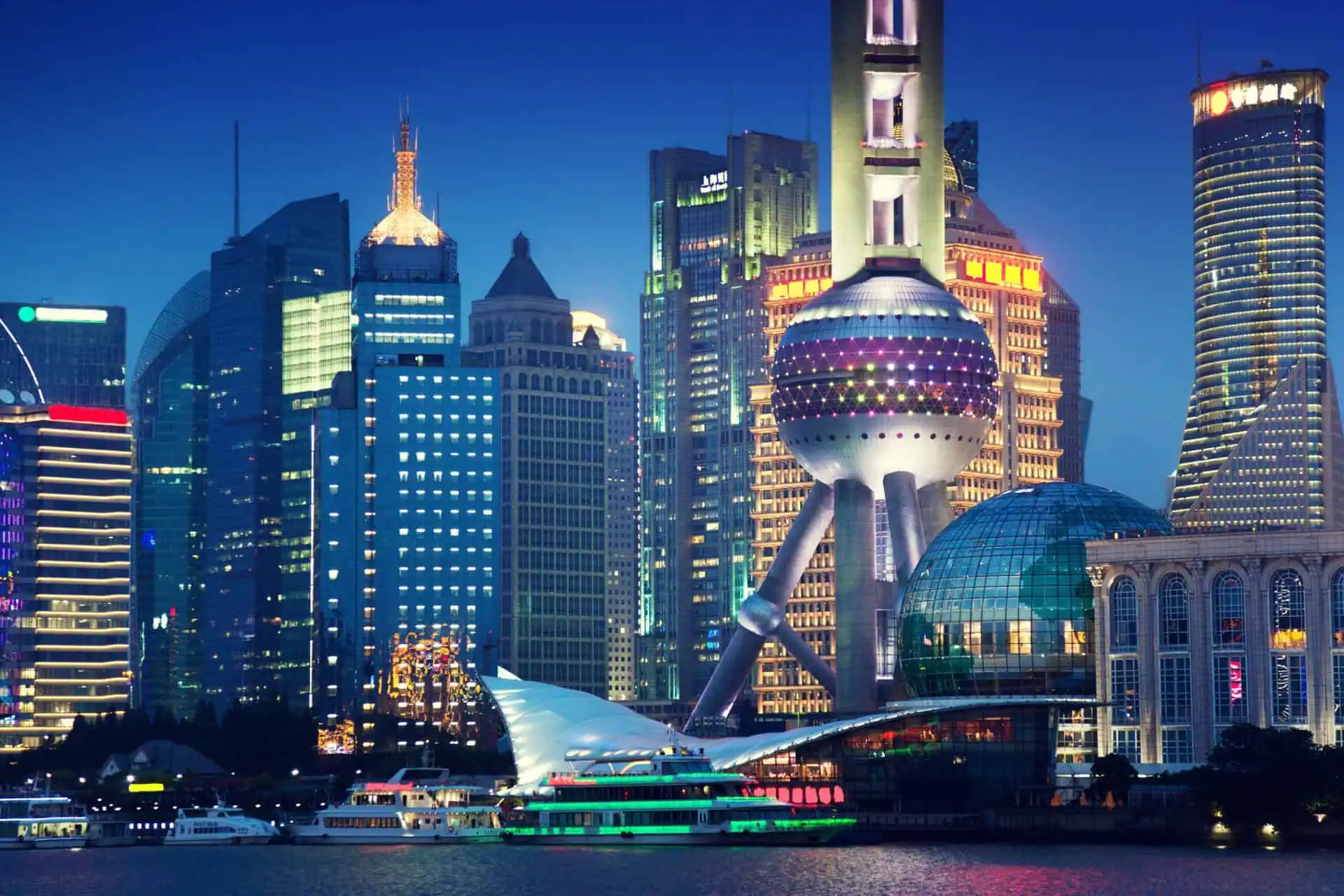 Horizonte de Shanghai, China, con modernos rascacielos y el río Huangpu