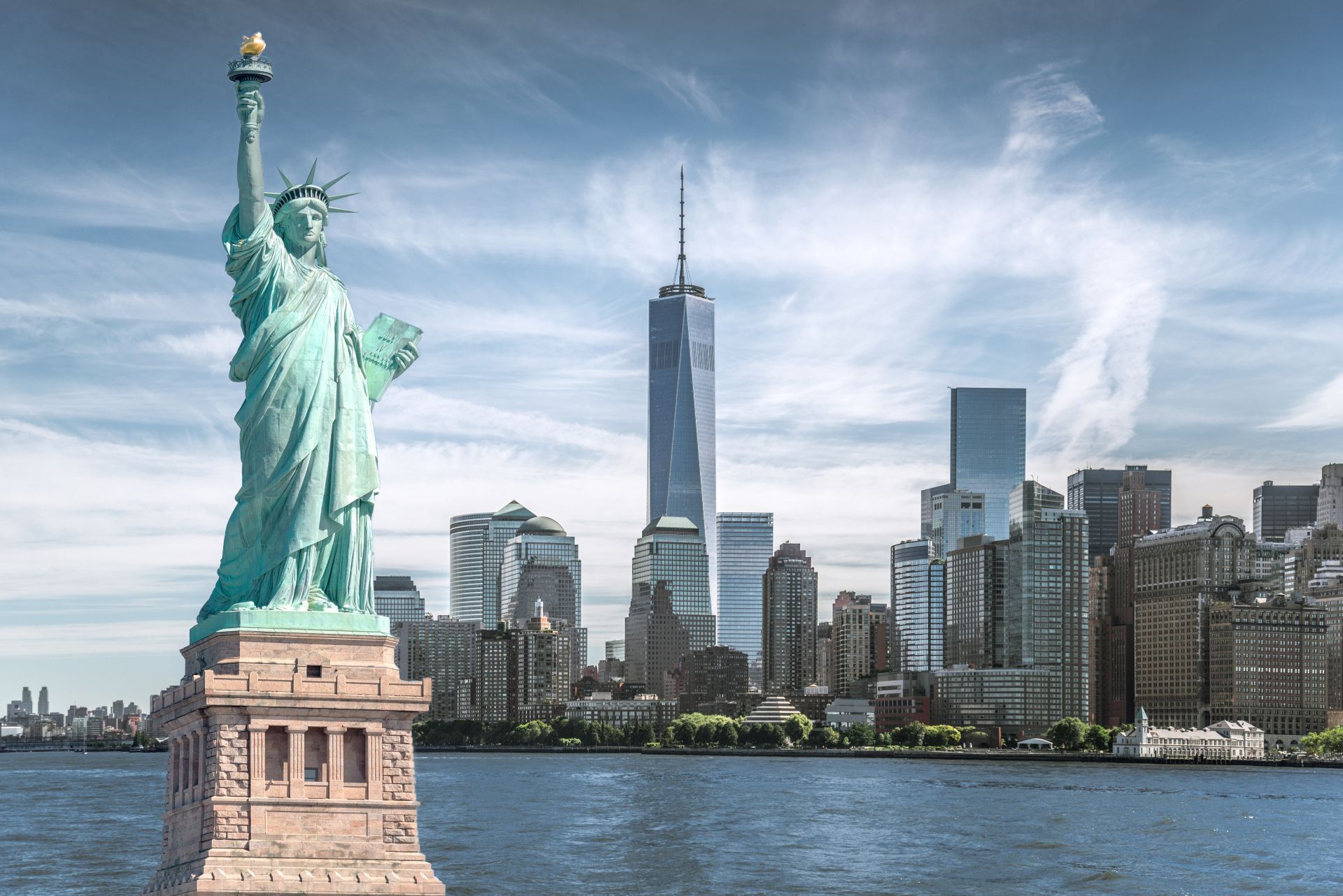 La Estatua de la Libertad con el World Trade Center de fondo