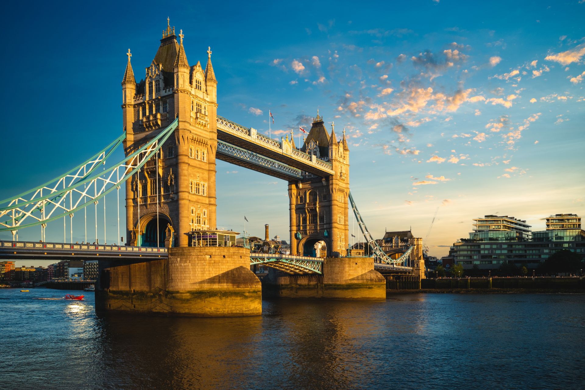 Тауэрский мост на берегу Темзы в Лондоне