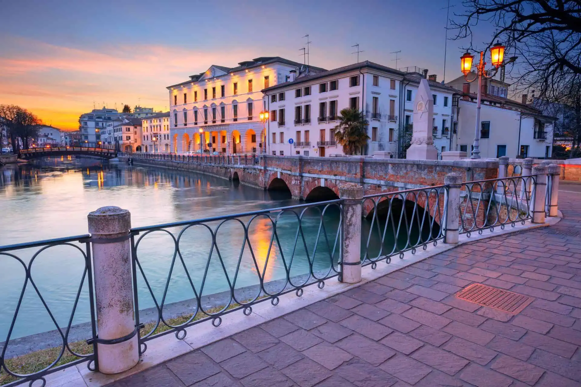 Treviso, Italia, canali con edifici storici e strade acciottolate