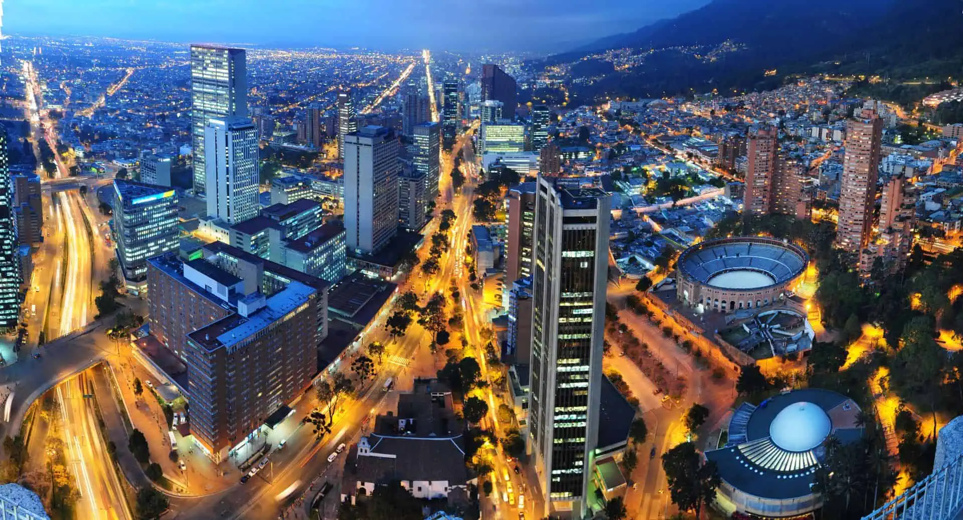 全景图，建筑物和植被。市中心的景观