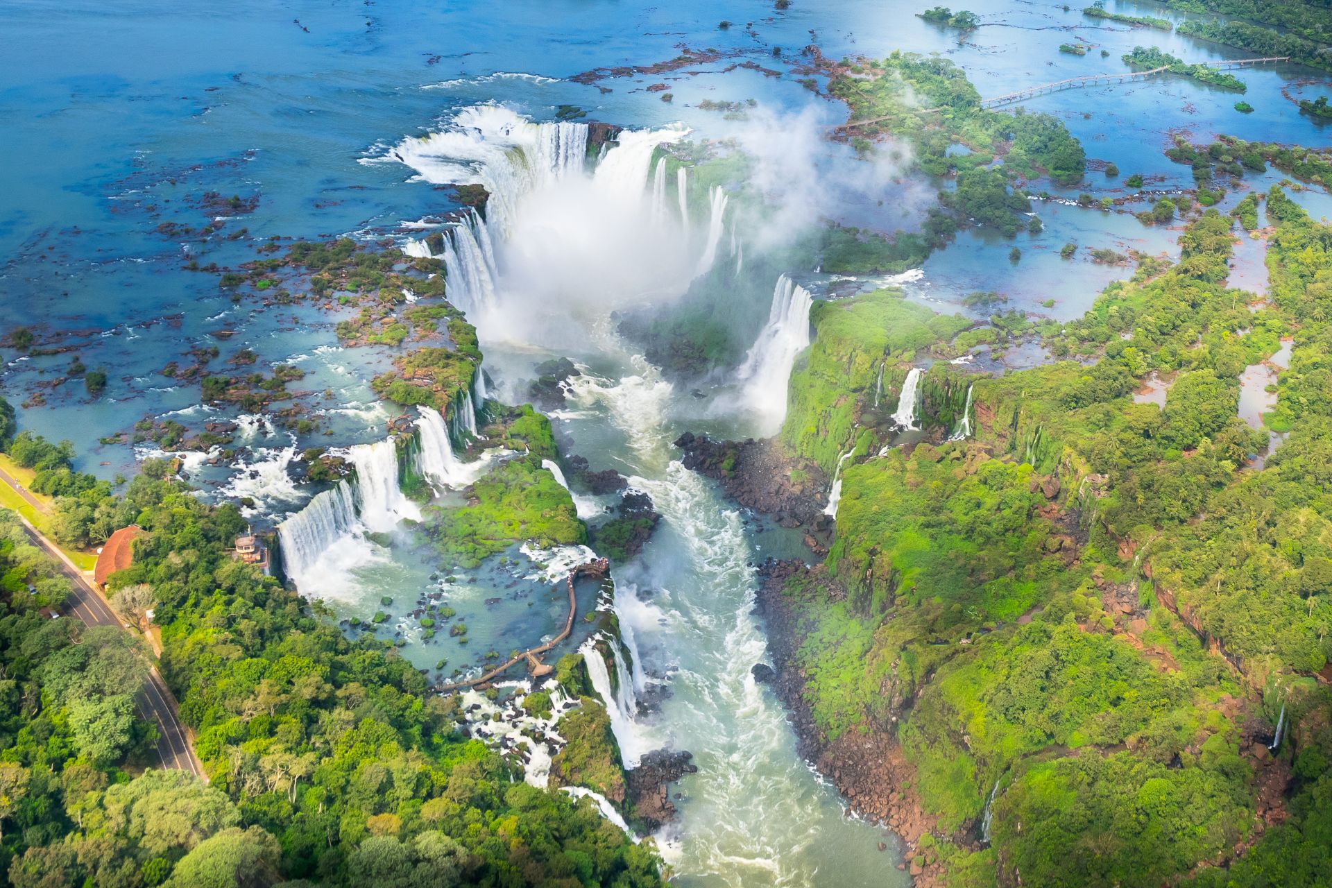 вид с воздуха на водопады Игуасу