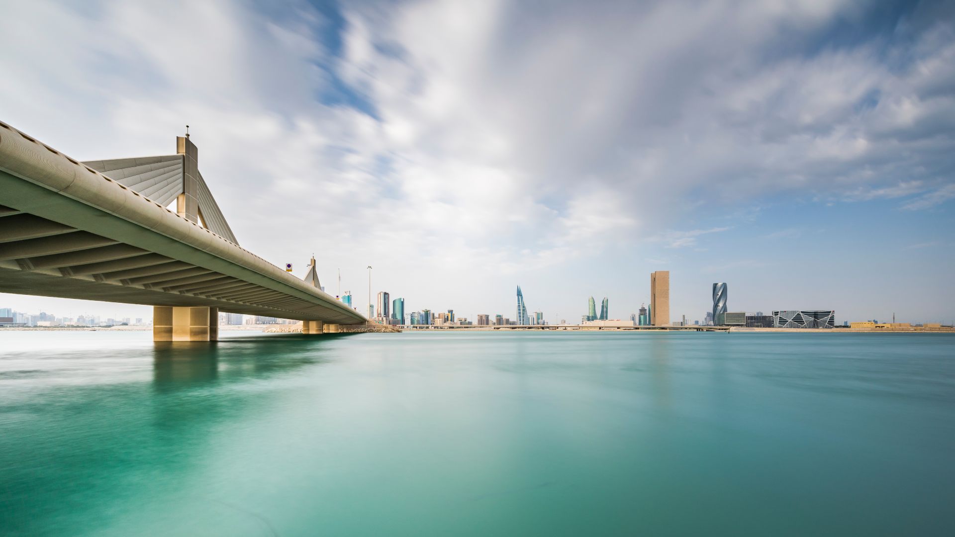 Manama, Bahréin, puente de Muharraq y ciudad de Manama