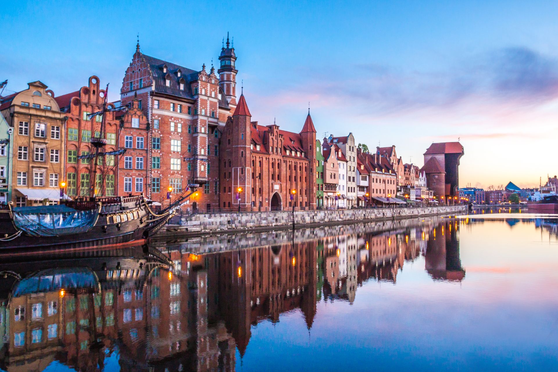 El casco antiguo de Gdansk y la famosa grúa