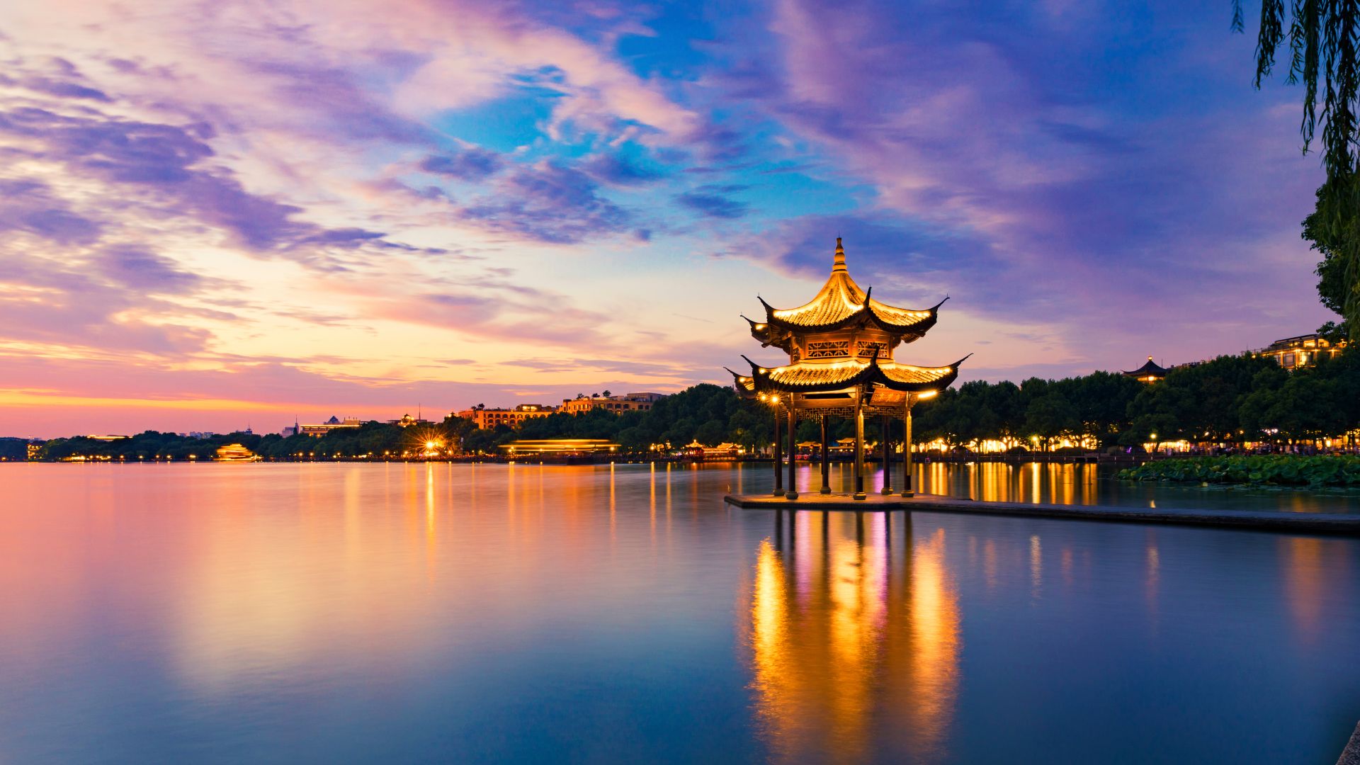 Pavillon Jixiano à Hangzhou au coucher du soleil.