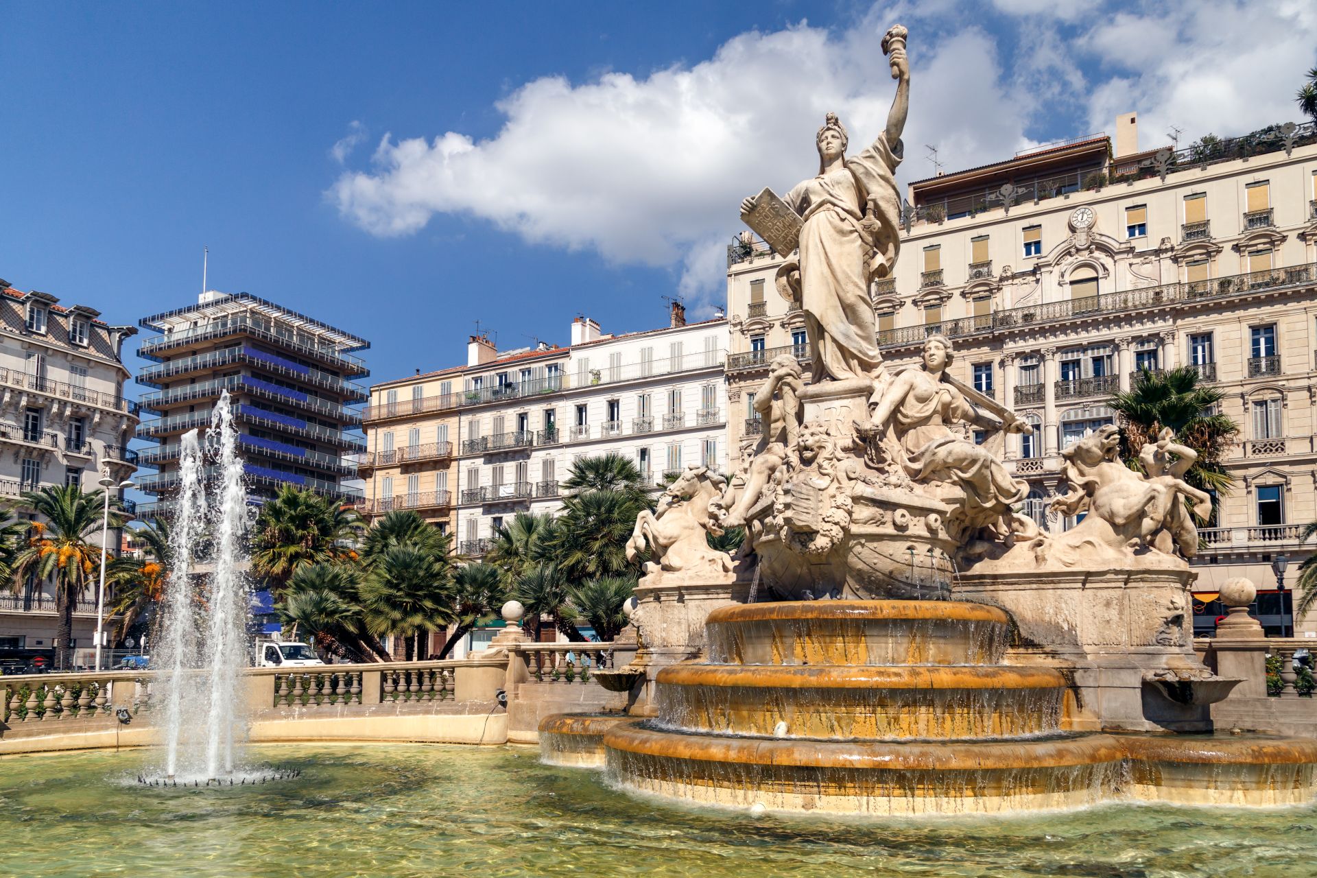 Gran fuente en la plaza principal de Toulon, Francia.