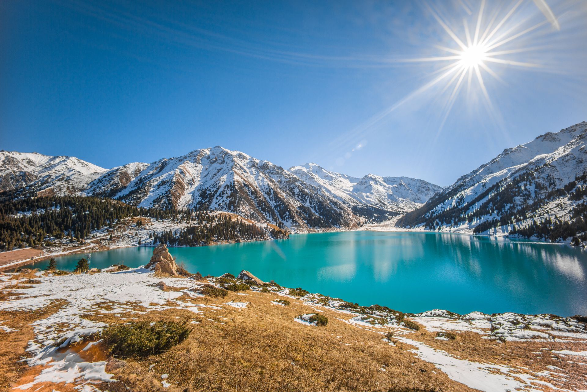 Panorama del grande lago di Almaty
