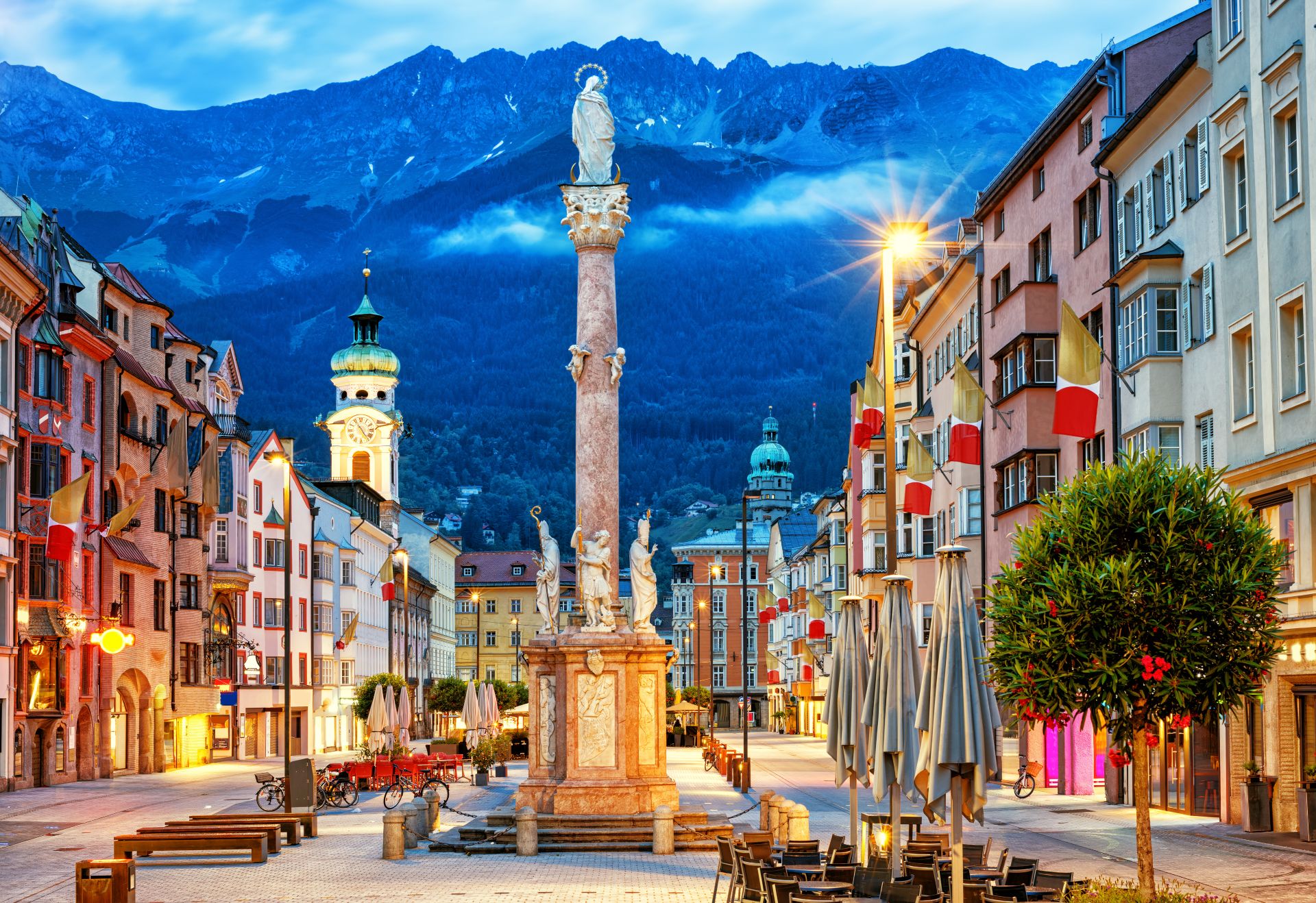 Il centro storico di Innsbruck tra le montagne delle Alpi