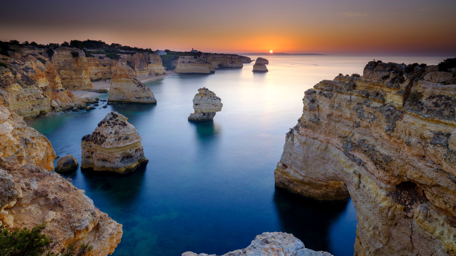 Faro, Portugal Heure bleue et lever du soleil le long de l'Algarve