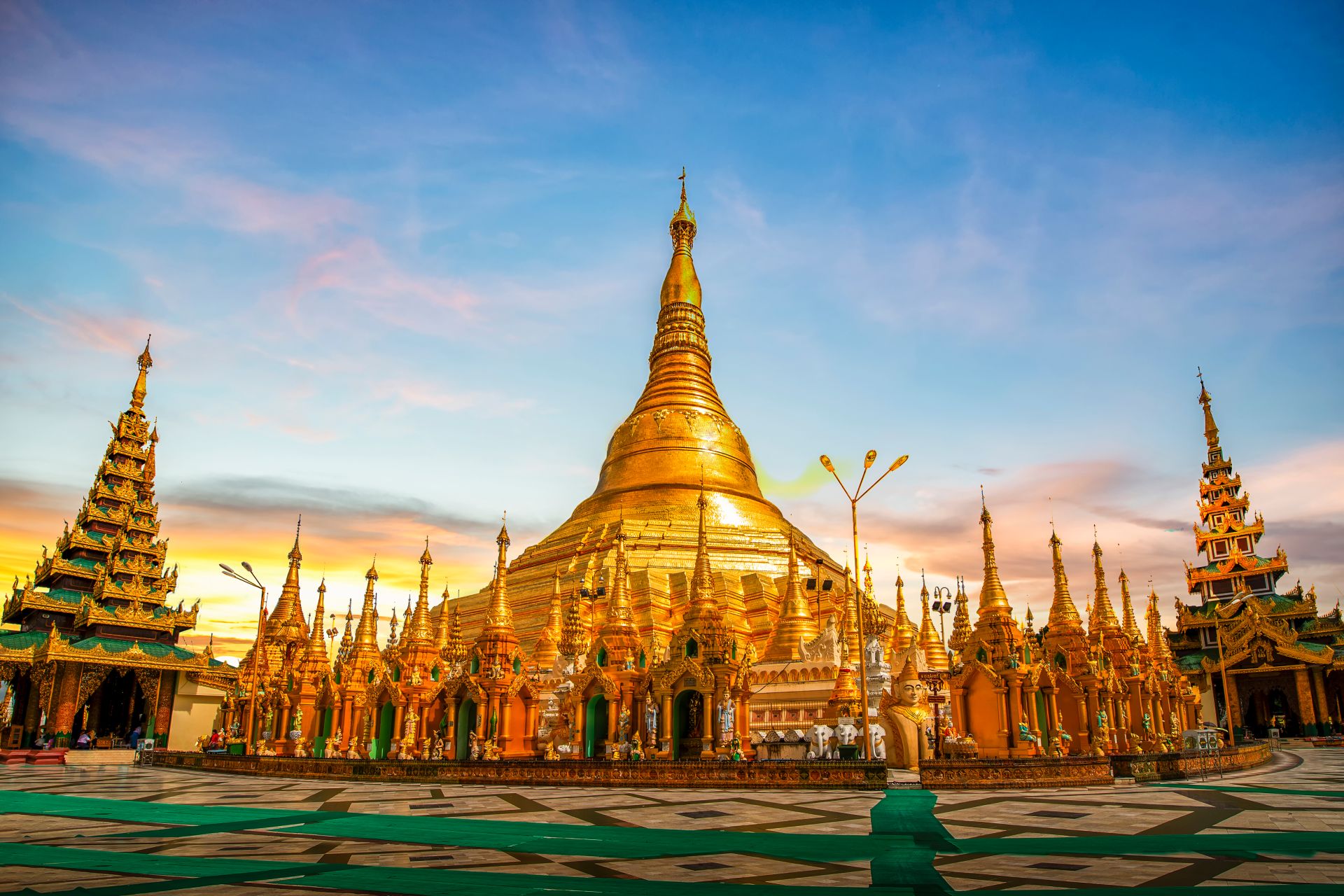 La pagoda Shwedagon al tramonto