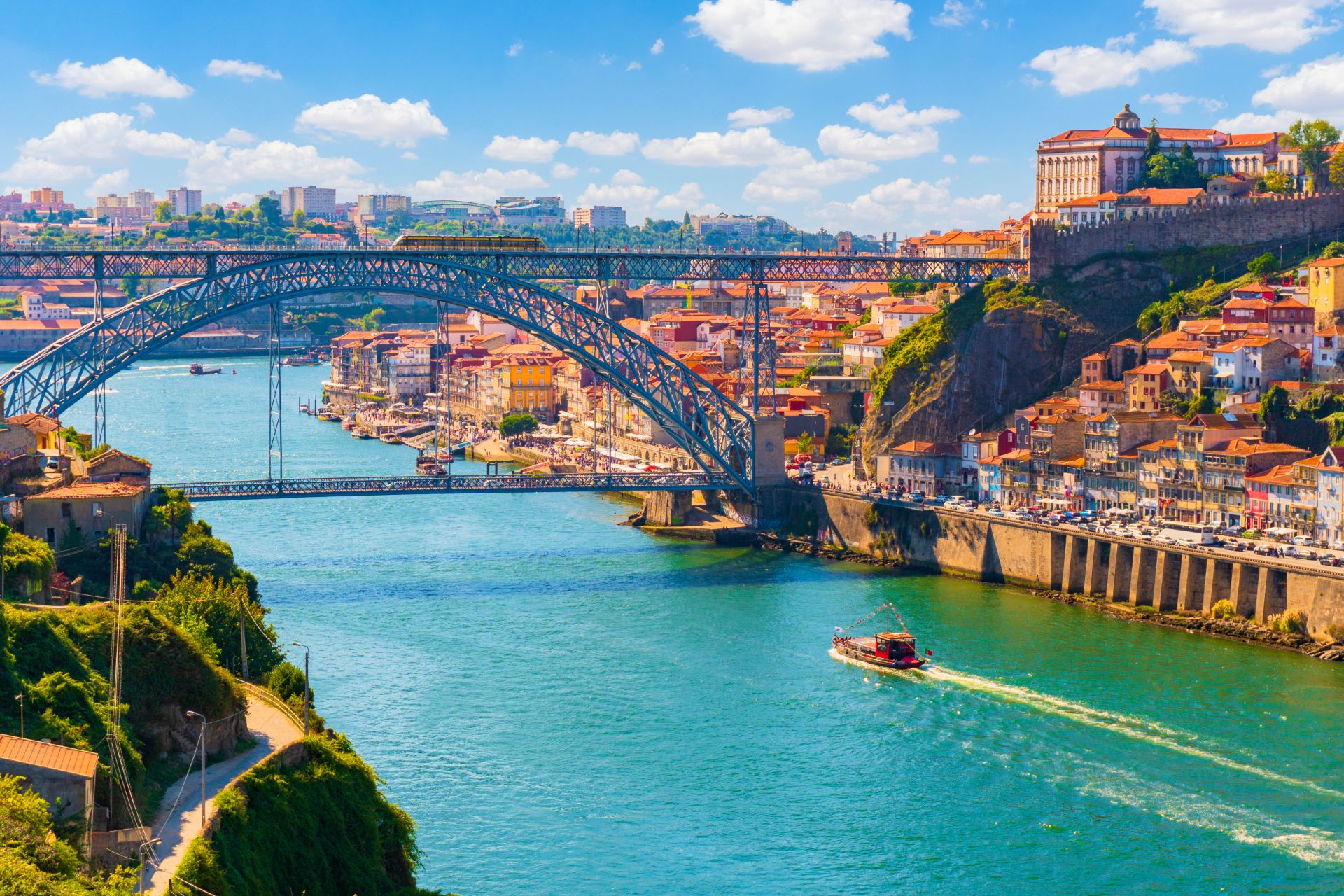 Vista del casco antiguo de Porto, Portugal con el puente Ponte Dom Luis sobre el río Douro.