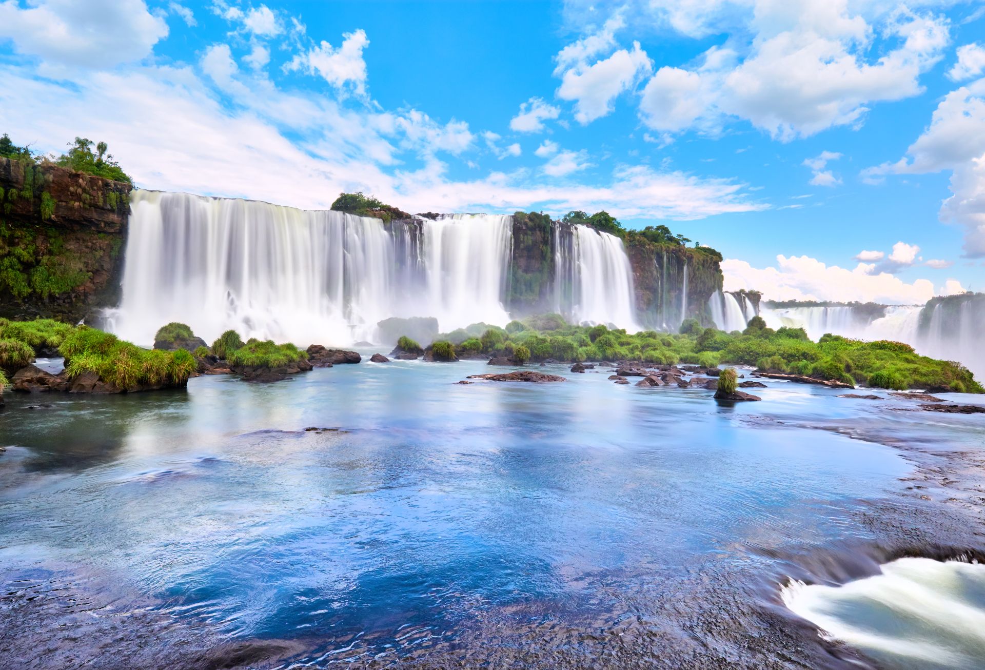 阿根廷的伊瓜苏瀑布，从魔鬼的嘴里看到。