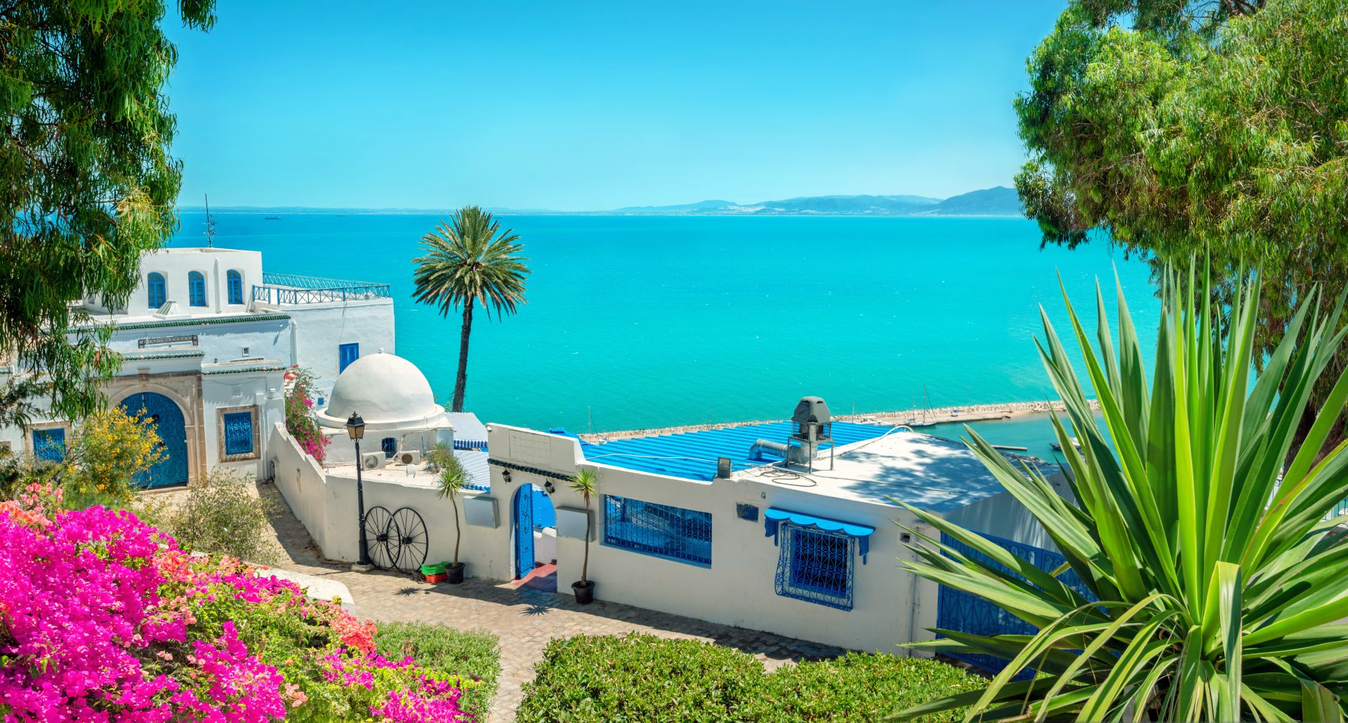 Paysage panoramique avec des maisons bleues typiques et de belles vues sur la côte