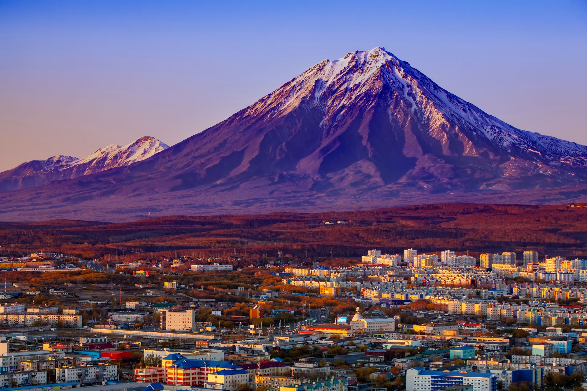 la città di Petropavlovsk-Kamchatsky e i vulcani