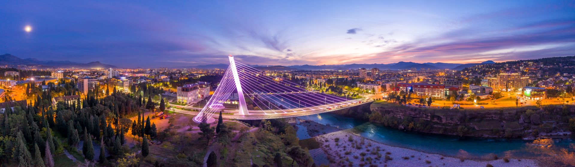 Освещенный мост тысячелетия через реку Морака