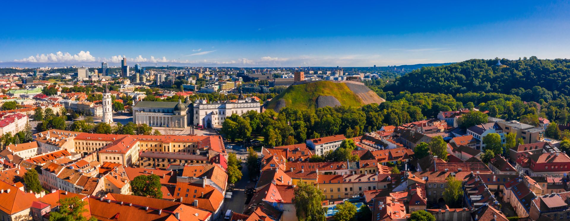 来自Sunny Aerial Vilnius的鸟瞰图。