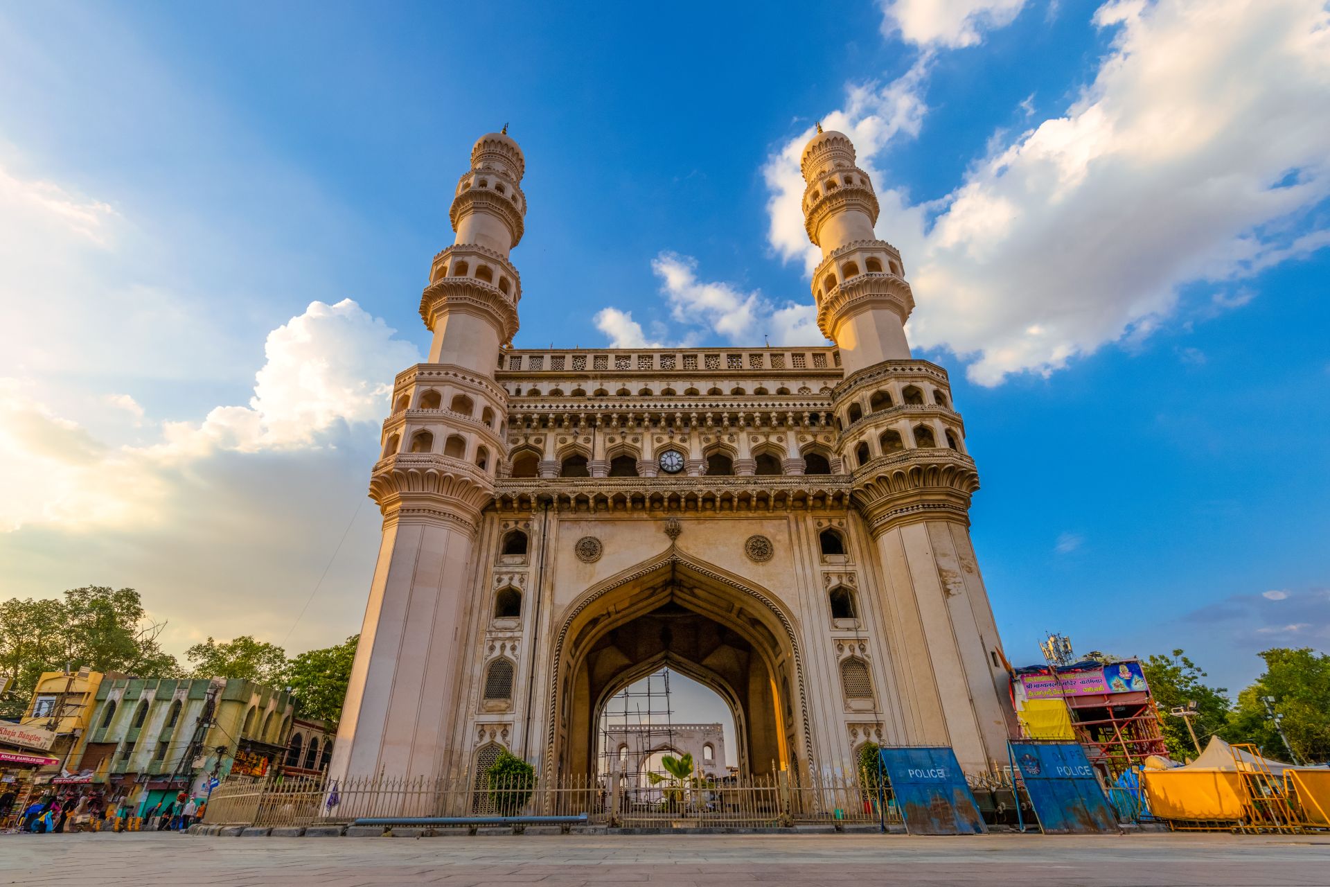 Charminar a Hyderabad in una luminosa giornata di sole