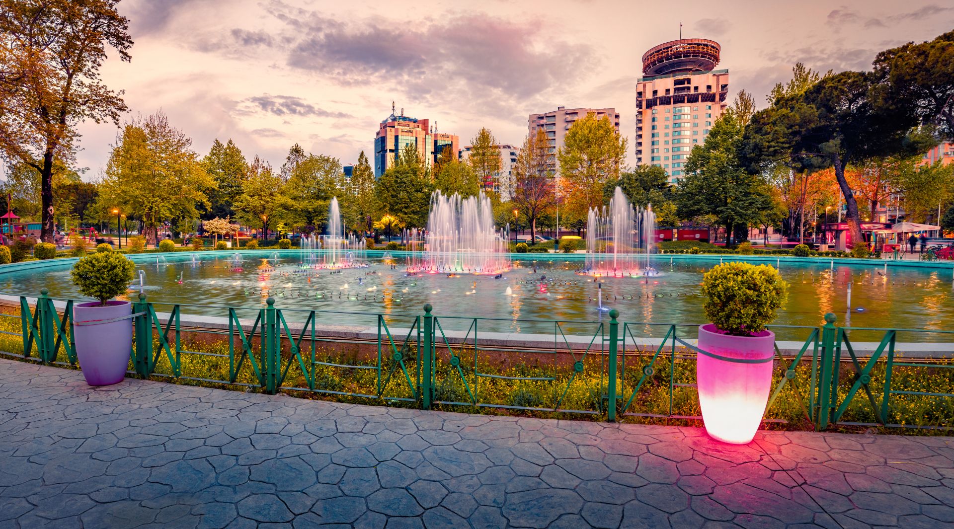 Захватывающий весенний вид на площадь Скандербега с подсвеченным фонтаном