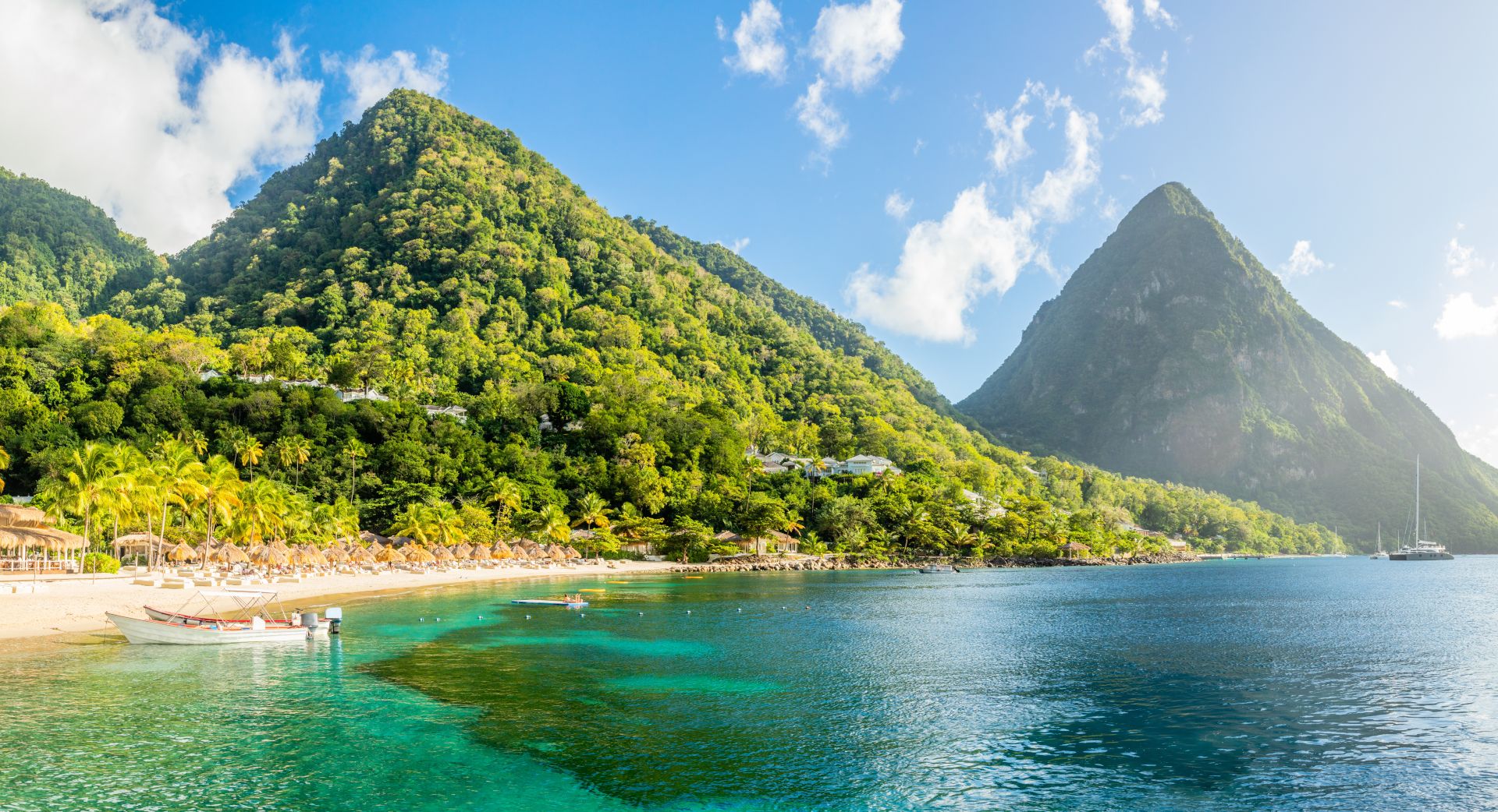 Карибский пляж с пальмами и соломенными зонтиками