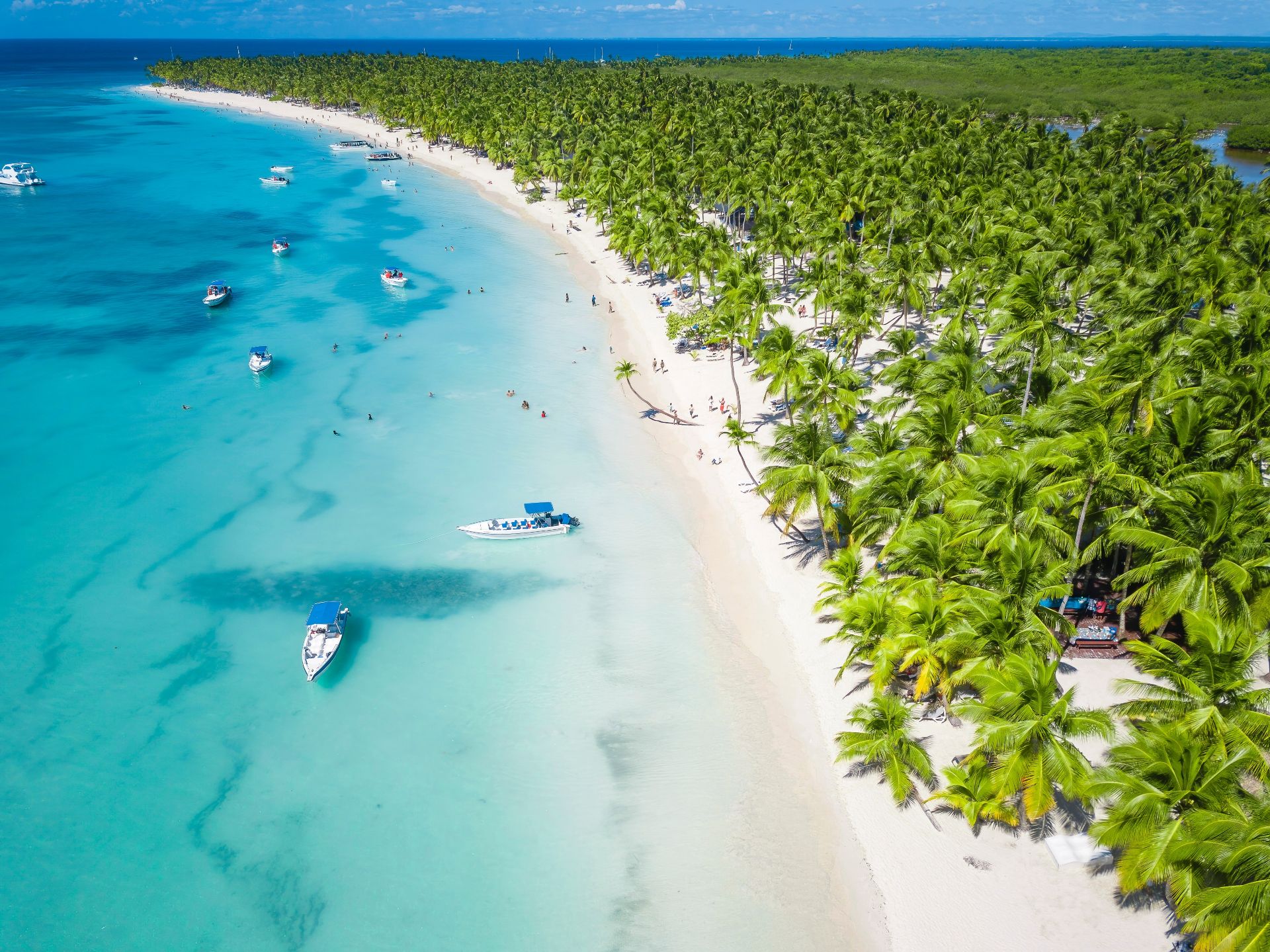 Вид с воздуха на остров Саона в Доминиканской Республике