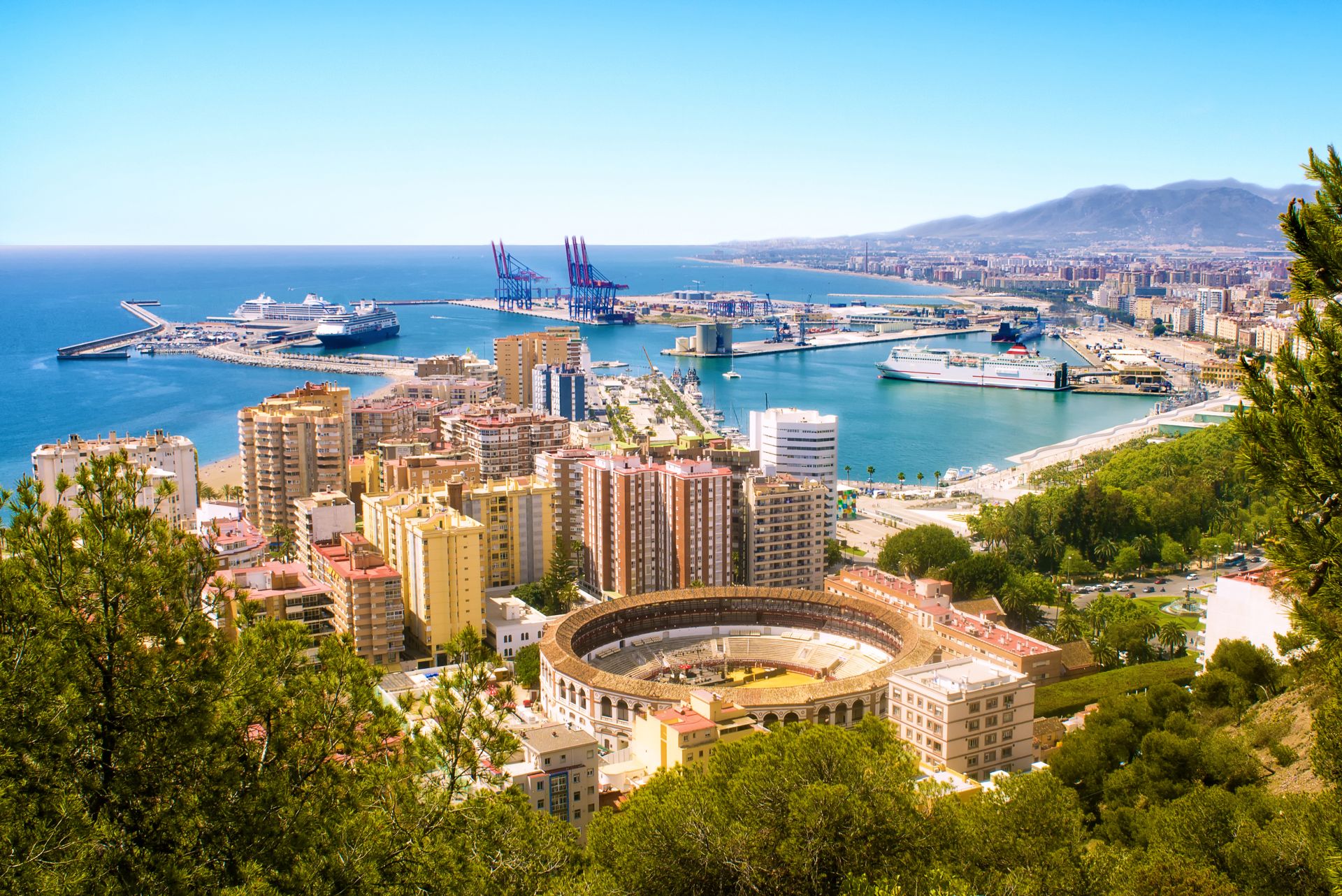 Vista de Málaga con plaza de toros y puerto