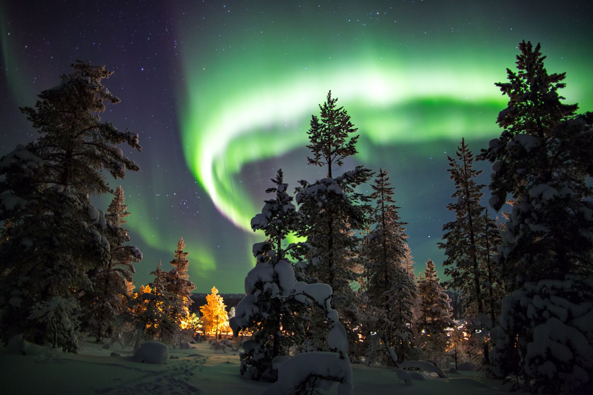 Aurora boreal (luces del norte) en Laponia, Finlandia.
