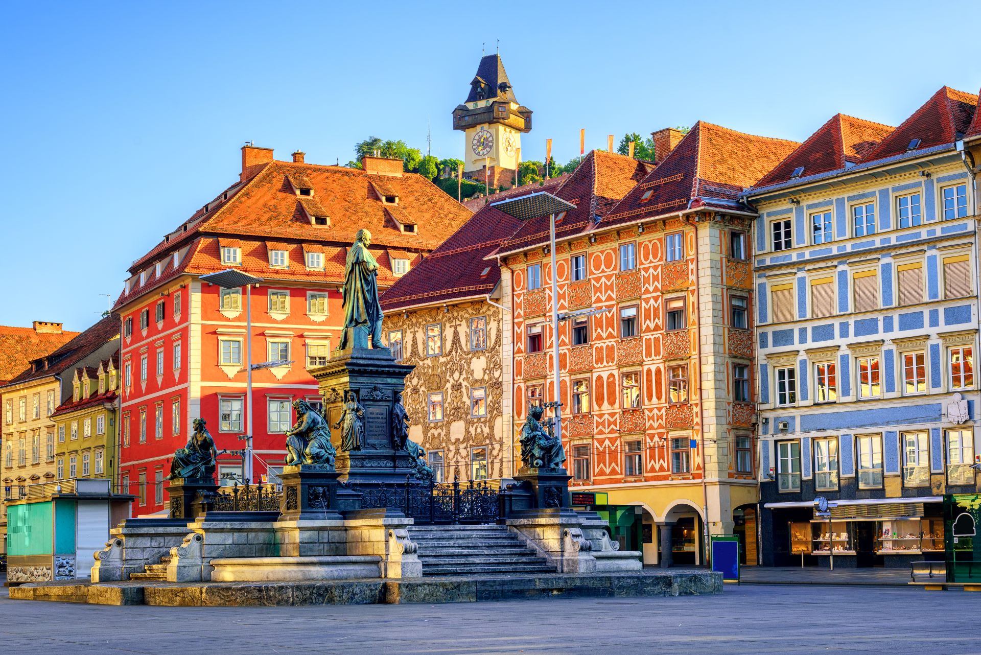 Fachadas pintadas y la Torre del Reloj en el casco antiguo de Graz