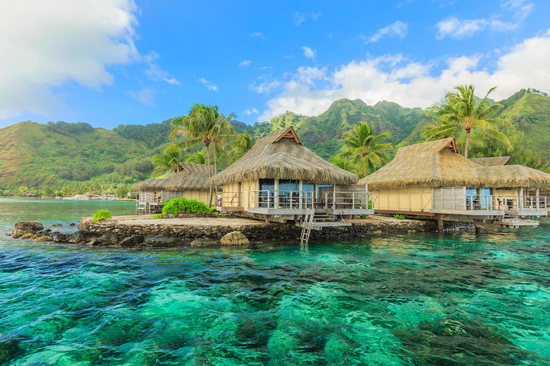 Красивое море и курорт на острове Муреа на Таити
