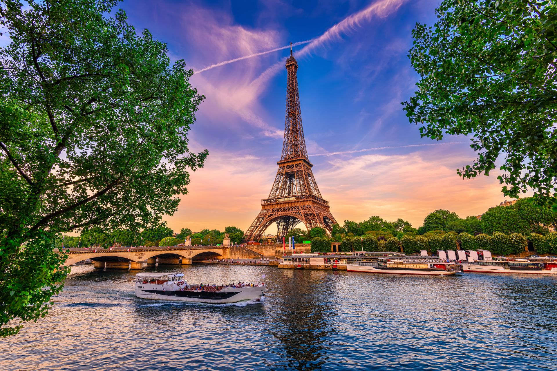 La Torre Eiffel de París y el río Sena