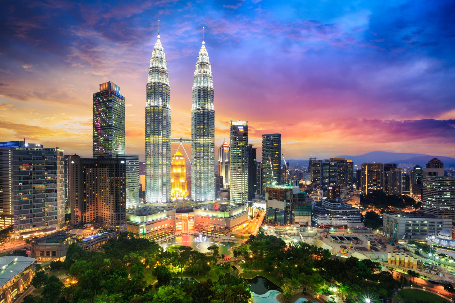 Lo skyline della città di Kuala Lumpur al tramonto