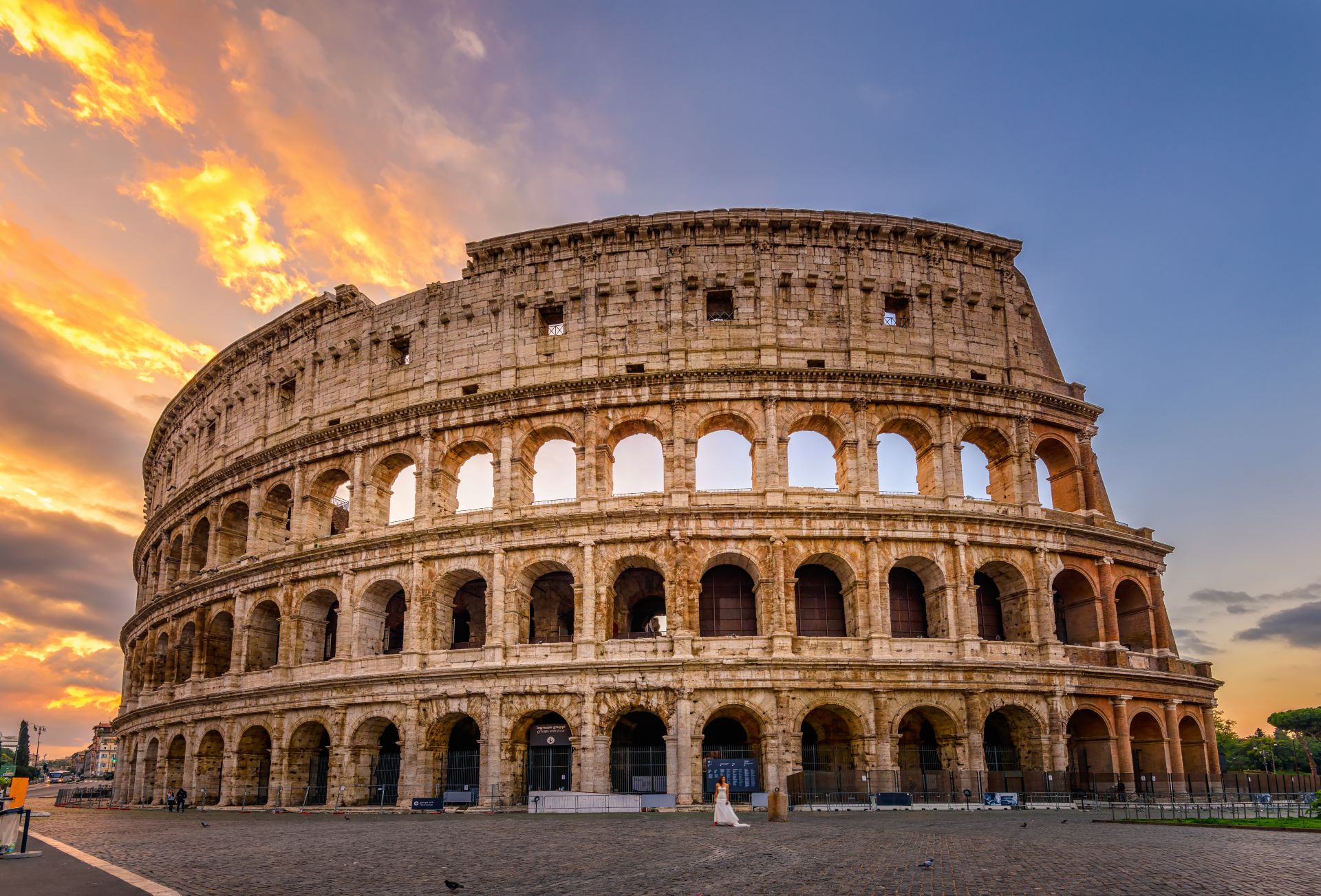 Vista del Coliseo de Roma y sol matinal, Italia, Europa.