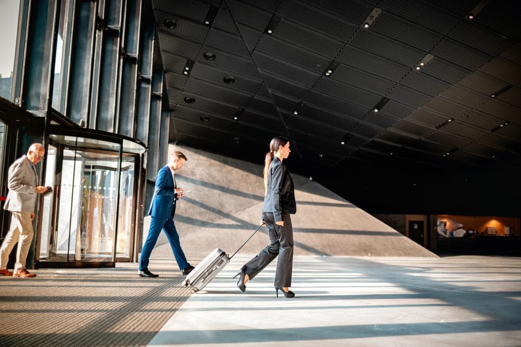 Des hommes d'affaires dans un hall d'aéroport