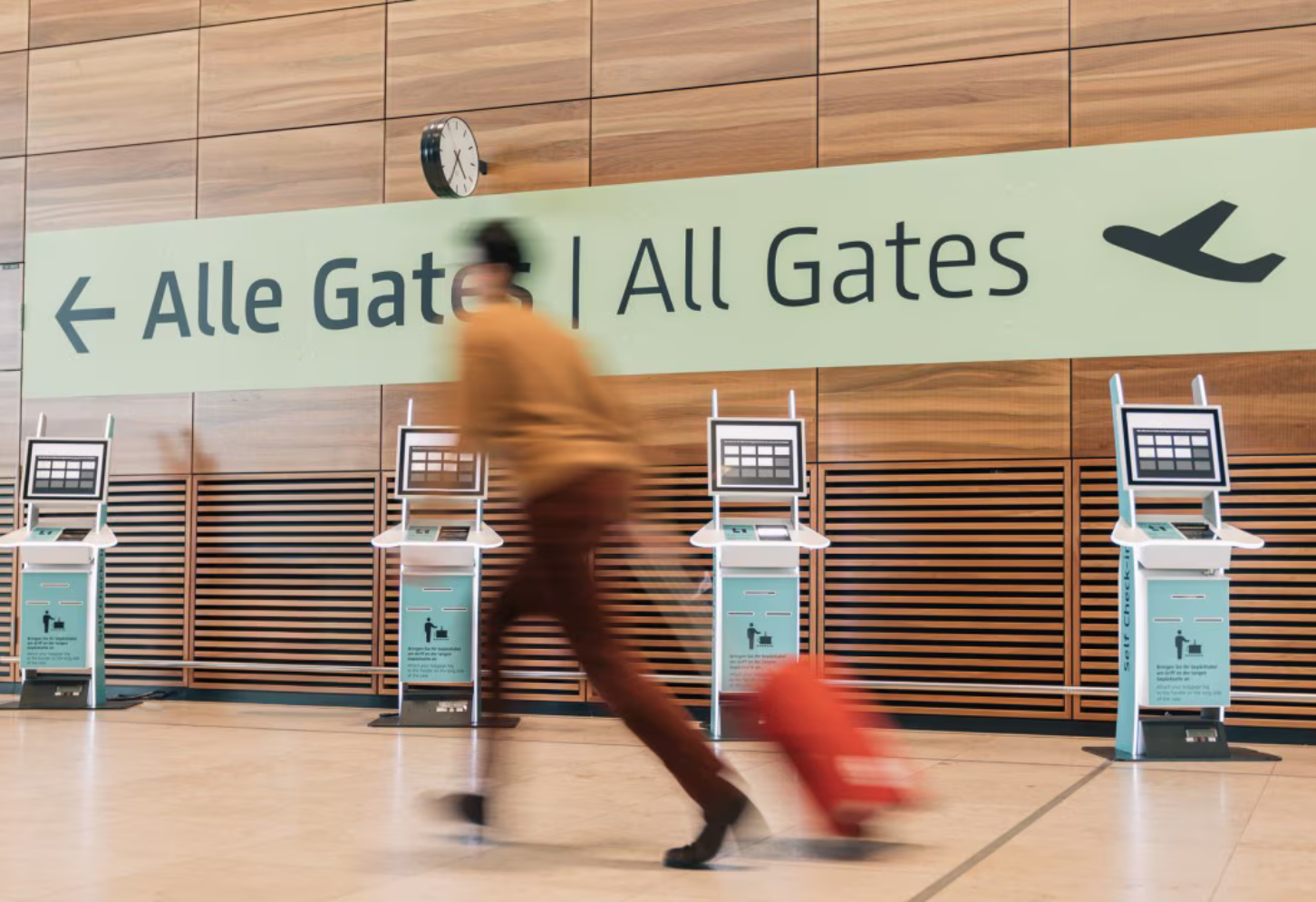 Traveler running through airport hall because of EES tight connection guide for U.S. travelers. Learn where biometric checks happen on layovers, MCT changes, and how to avoid missing your next flight EES tight connection